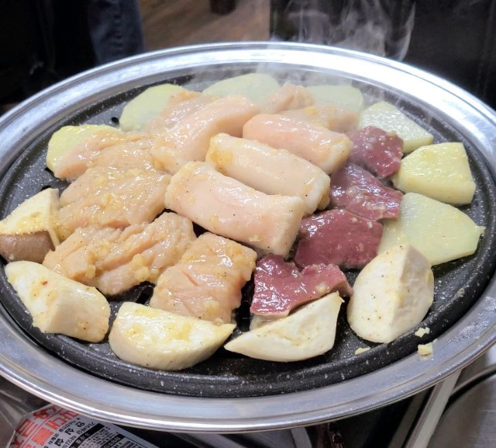연산역 10번 출구 근처에 위치한 동네 로컬맛집 진미양곱창
테이블 수가 그리 많지 않아 오픈 시간을 놓치면 무조건 줄서야하는 집이다.
가격대도 착하고 함께 나오는 마늘 소스가 느끼함을 싹 잡아준다.
양념곱창도 먹어보고 싶었는데 전골을 포기할 수 없지ㅋㅋ 대기만 없다면 자주 가고 싶은 곳!

소금구이 1인분 12,000
양념구이 1인분 13,000
전골 1인분 12,000

🏠부산광역시 연제구 고분로 17 
⏰️16:30-24:00 일 휴무