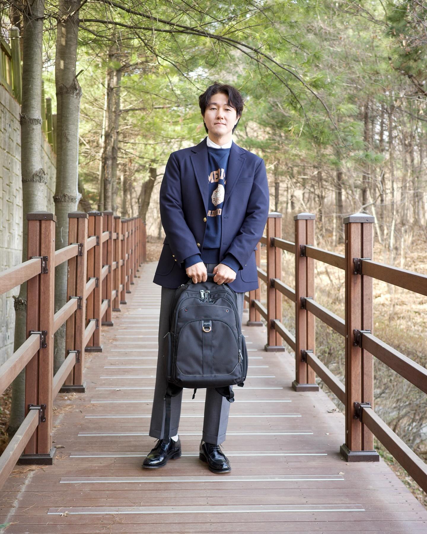 #광고 #협찬 
안녕하세요. 큰숲입니다.
요즘 카페에서 업무를 보는 일이 잦은데 갈 때마다 짐이 많아 고민이었어요. 이런 고민을 해결 할 제품을 알게되어 소개해 봅니다. 

✅에버키 노트북 가방이에요🎒
제가 가방을 사용하며 느꼈던 점들을 기록해 봅니다. 먼저 가장 인상 깊었던 점은 수납력이에요. 
백팩 형태로 제가 사용하는 17“ 노트북도 여유 있게 들어갔고 그 외 책과 키보드, 외투까지 들어갔습니다. 특히나 가방 내부에 쿠션 마감과 극세사 처리로 제품에 스크래치 날 염려가 없었고 오렌지 컬러로 고급짐까지 더했습니다. 

✅백팩으로 착용했을 때는 인체공학적으로 설계되어 오래 메고 있어도 어깨나 허리에 전혀 부담이 가지 않았어요. 괜히 수출하는 가방이 아니라는 걸 느꼈습니다👍👍

✅여행용, 업무용 노트북 가방을 찾으신다면 에버키 제품을 권해드려 봅니다👍

Bag everkikorea 
https://everkikorea.com
#에버키 #노트북가방 #남자백팩 #백팩