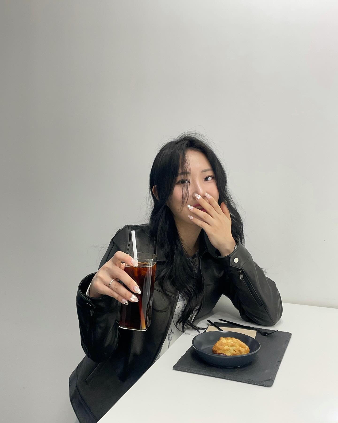 ☕️🤎

요기 원두 종류 완전 많더라🙊
블랙앤화이트로 깔끔한 모던시크 인테리어도 내취향
사진두 짱잘나옴🤍🖤

#다산동맛집 #다산맛집 #다산카페 #도농역맛집 
#카페 #카페추천 #카페투어 #카페스타그램 #카페탐방