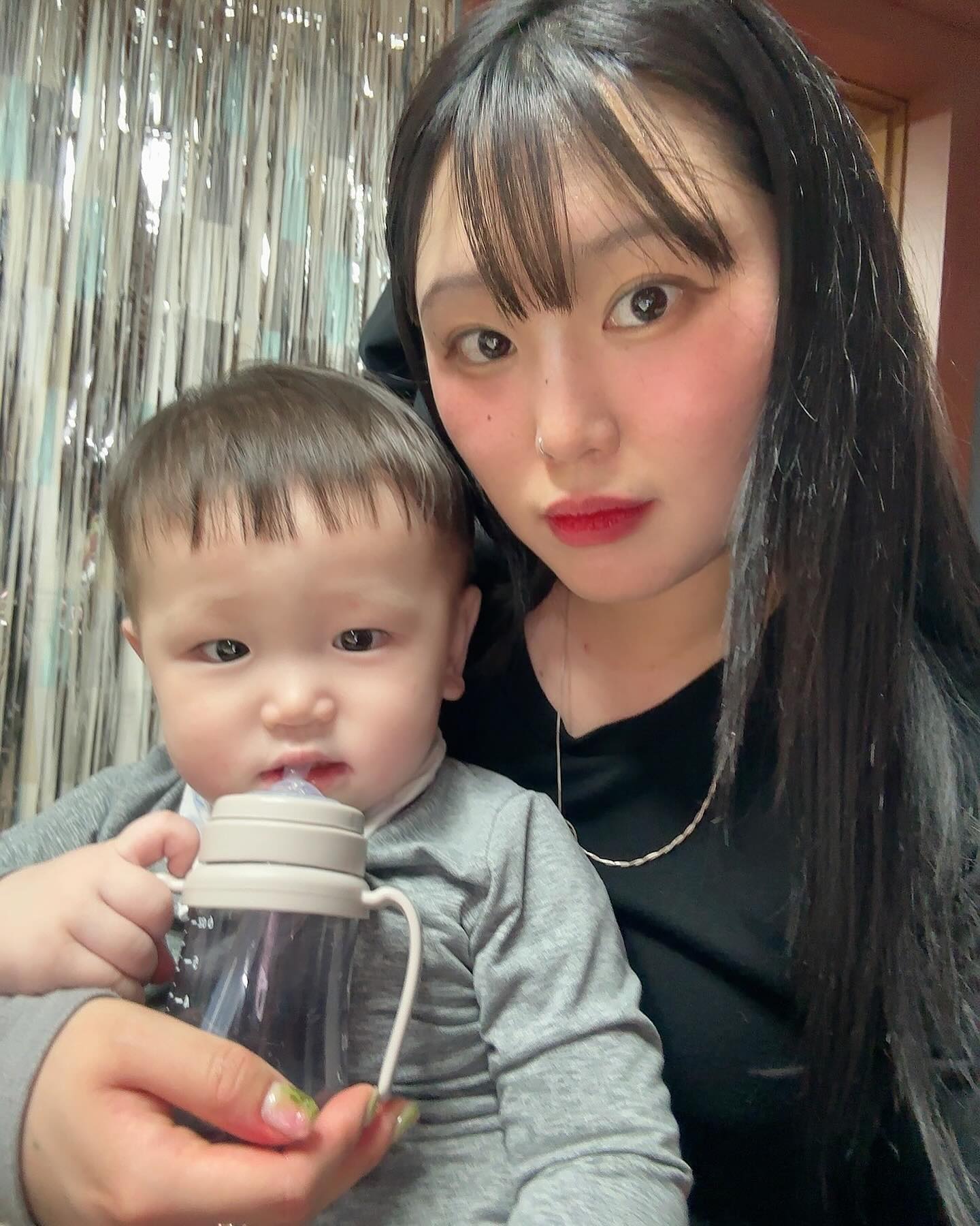 이준이랑 놀면 땀뻘뻘😅
큐티뽀작 코흘리게🥹🩷

중호언니 배에서 나온 큐티뽀작 아들🤍
지후도 찍고싶었지만 거부당했다헤헤..