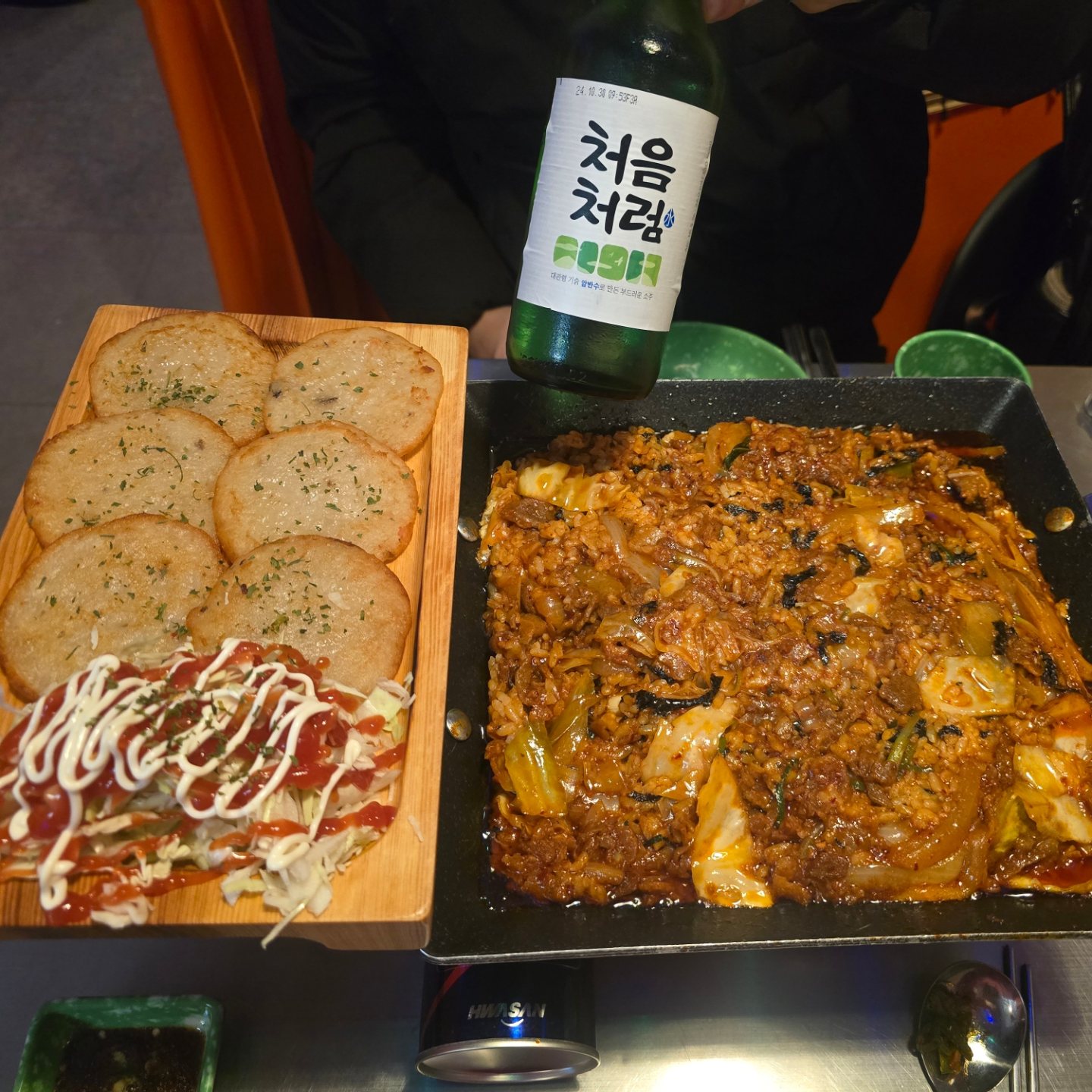 #협찬 #동탄술집 #동탄안주맛집 #동탄11자가상가술집 #동탄11자상가맛집 #오늘도소주집 #오늘도소주집본점
. 
신랑님이랑 레트로 감성 가득한 오늘도소주집에서
맛있는 안주와 함께 데이트~
집 근처에 분위기 좋은 술집이랑 맛집들 많아서 좋고만!
옛날 포차 느낌도 나고 안주도 맛나고 술이들어간다 쭉쭉쭉~~

🎈 오늘도소주집 본점
🎯 화성시 영천동 693-5
☎️ 031-378-0552
⏰️ 월화수목일 18:00 ~ 04:00 / 금토 18:00 ~ 05:00
.
.
#동탄맛집 #영천동맛집 #영천동술집 #화성영천동술집 #동탄영천술집 #동탄데이트 #동탄역술집 #화성동탄인기술집 #안주jmt
