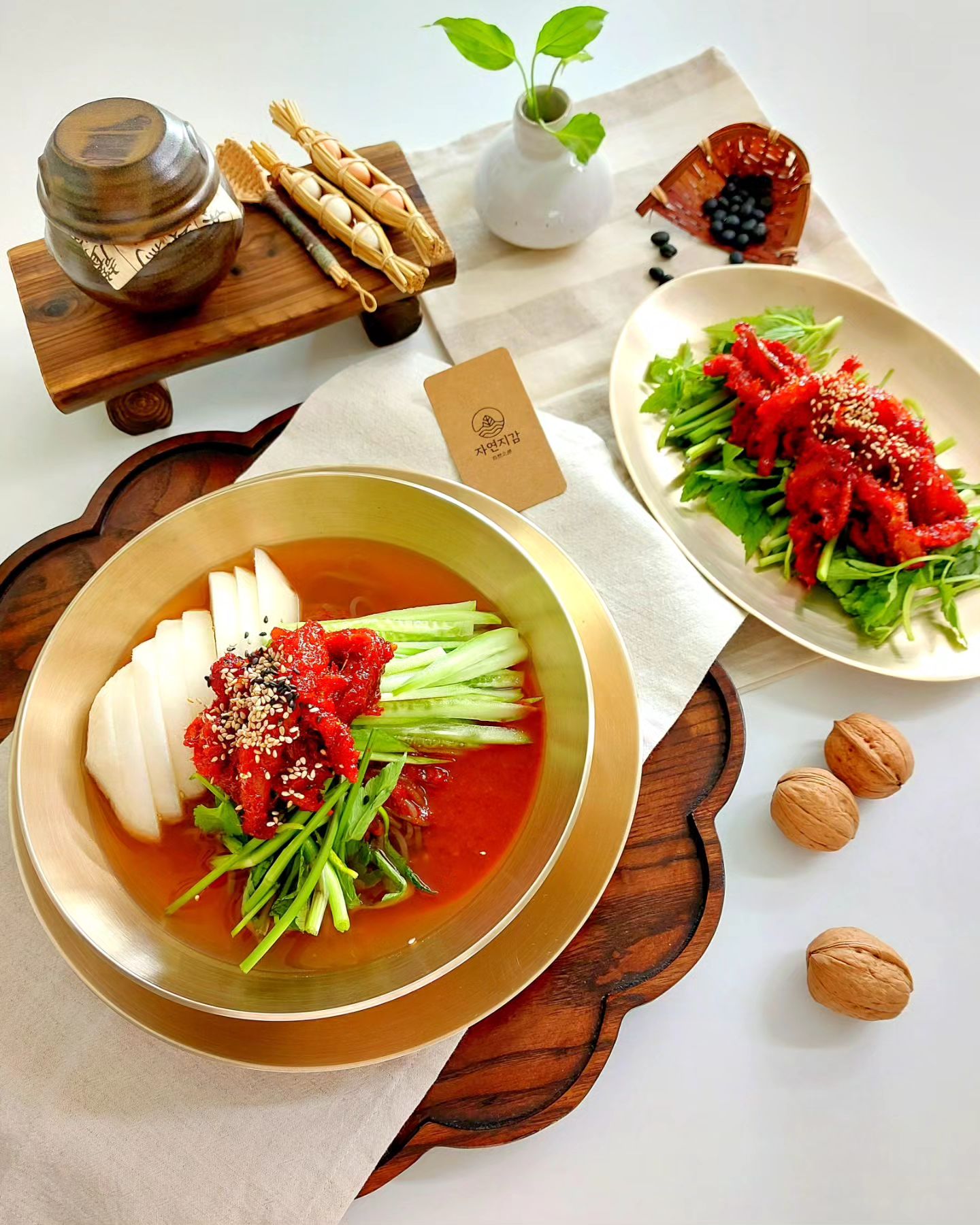 #제품제공 #자연지감 #명태회무침 #명태회냉면 #젓갈맛집  #속초맛집 #밥도둑 #밥반찬 #자연지감서포터즈

밀린 답방도 다 못가고 오랜만에 피드 올리네요.. 
다들 잘 지내시죠~~
눈이 안좋다는 핑계로 인태기까지 와서 아주 애 먹네요..

46년 전통 명태의 고장  속초 명태회무침 국내산 천일염과 국내산 고춧가루로  만들어  새콤달콤 맛있는 양념 가득
쫄깃한 식감의 명태회무침 막국수에 올려 먹으니 얼마나 맛나던지요~

양념이 짜지 않아 부담없이 먹을 수 있어 좋구요~

제일 좋아하는 음식으로 손 꼽을 만큼 막국수와 명태회무침 조합 말모네요~

위생적이고 가격도 착한 자연지감 젓갈들 애정합니다~

구매는요 ➡️➡️➡️ feel_ing_nature

요즘 주위에 코로나랑 독감으로 고생들 많이 하시는데 모도돌 건강 유의하시구여~~
답방은 천천히 갈게요~

#일상그램 #푸드그램 #먹스타그램 #쿡스타그램 #좋아요 #존맛탱 #주부그램 #온더테이블 #좋반 #집밥 #맛있다그램