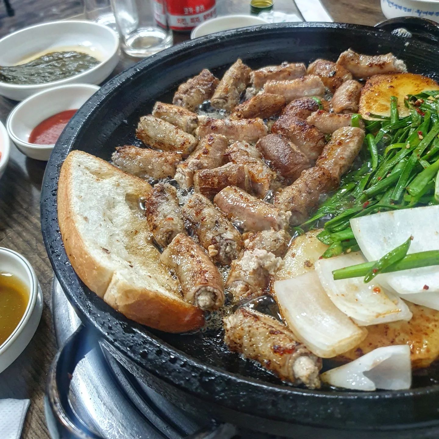 .
📍황소곱창

소곱창 -27,000

길가다 우연히 풍자님을 만나
나의 또간집을 묻는다면 1초의 고민도없이 바로 추천하고싶은 탑티어 곱창집🙋‍♀️🙋‍♀️
.
.
.
#독산역맛집#금천구맛집#황소곱창 #독산역황소곱창#소곱창#술안주
#곱쏘#술스타
