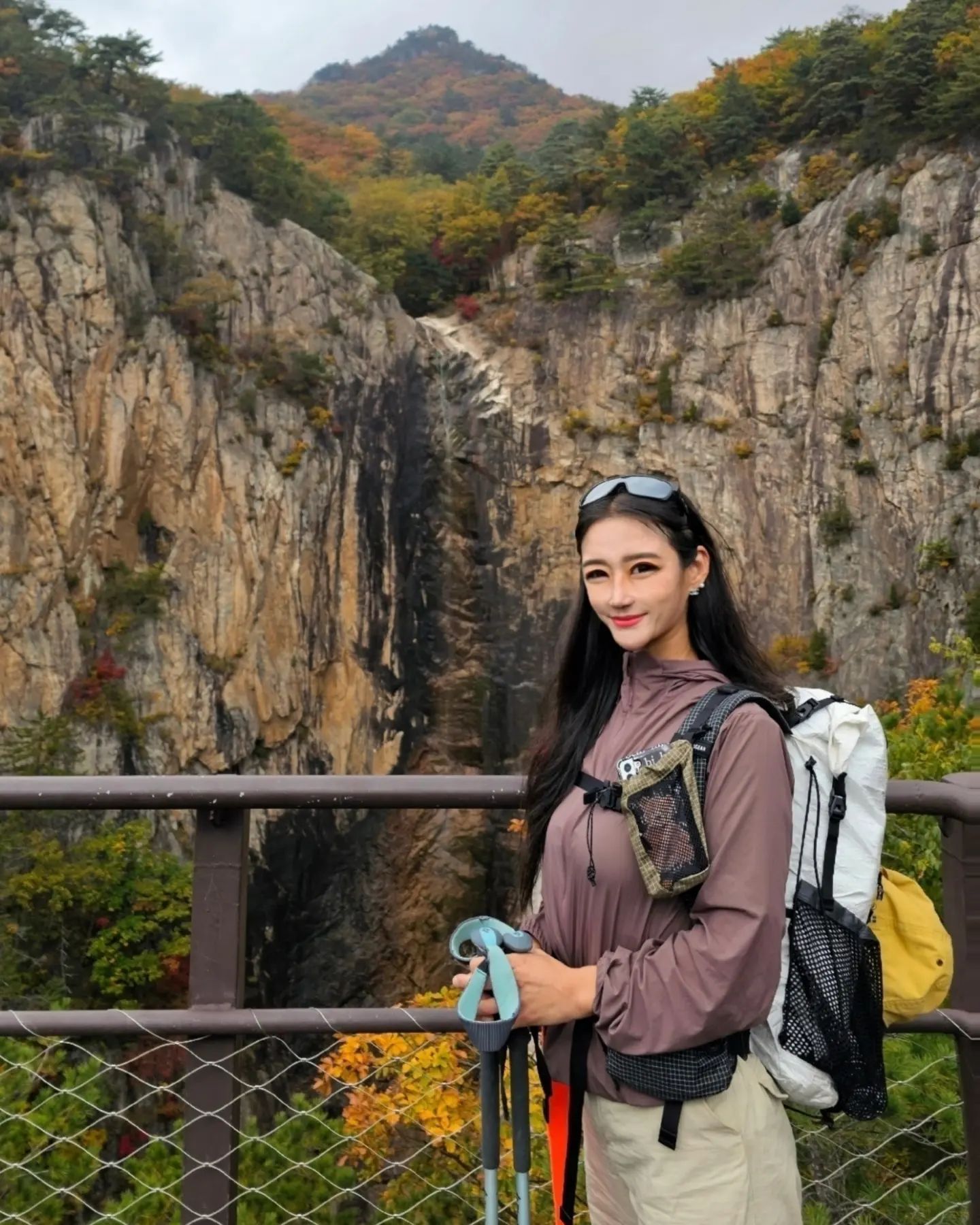 아름다운 길은 길을 잃어야만 만날수 있다⛰️

물줄기 흐르는게 보기 힘들다는
우리나라 3대폭포 중 하나인 대승폭포🏞

고양이 찌야만큼 계곡이 흐르지만
나는 보고야 말았다🙈👍

우와 우와를 얼마나 외쳤던지 히웅🫠

#설악산#설악산국립공원
#대승폭포#장수대#12선녀탕
#대승령#단풍놀이