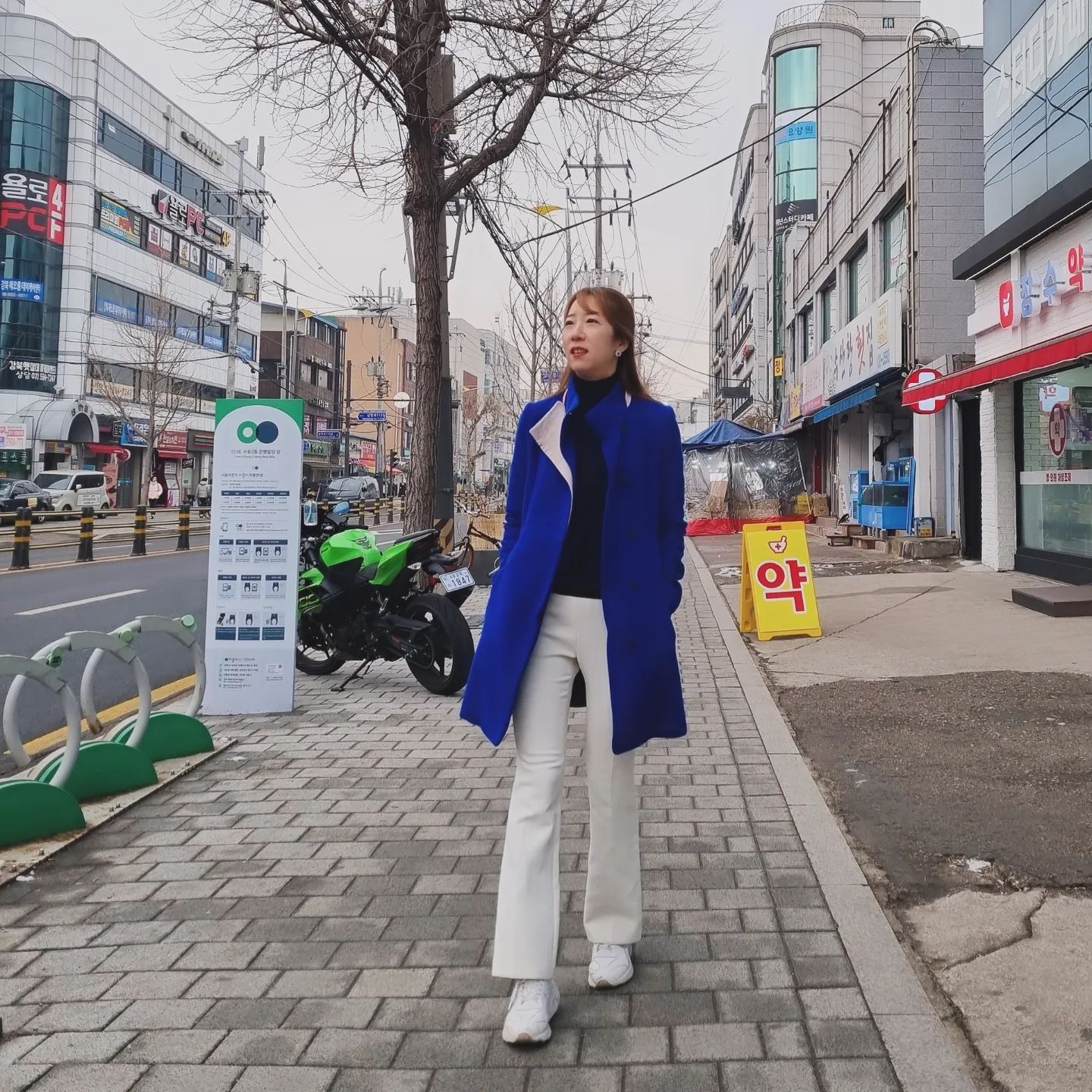 #오늘의나들이 #와플먹으러

춥지만
딸기 젤라또 듬뿍 올린
딸기와플 냠냠

#코트코디 #블루코트
#겨울팬츠코디 #화이트팬츠코디
#일상코디 #데일리룩 
#데일리룩코디 #데일리룩추천 
#데일리패션 #데일리패션코디
#오오티디 #ootd #겨울옷 
#ootdfashion 
#dailylook #fashion 
#fashionstyle #fashionista
