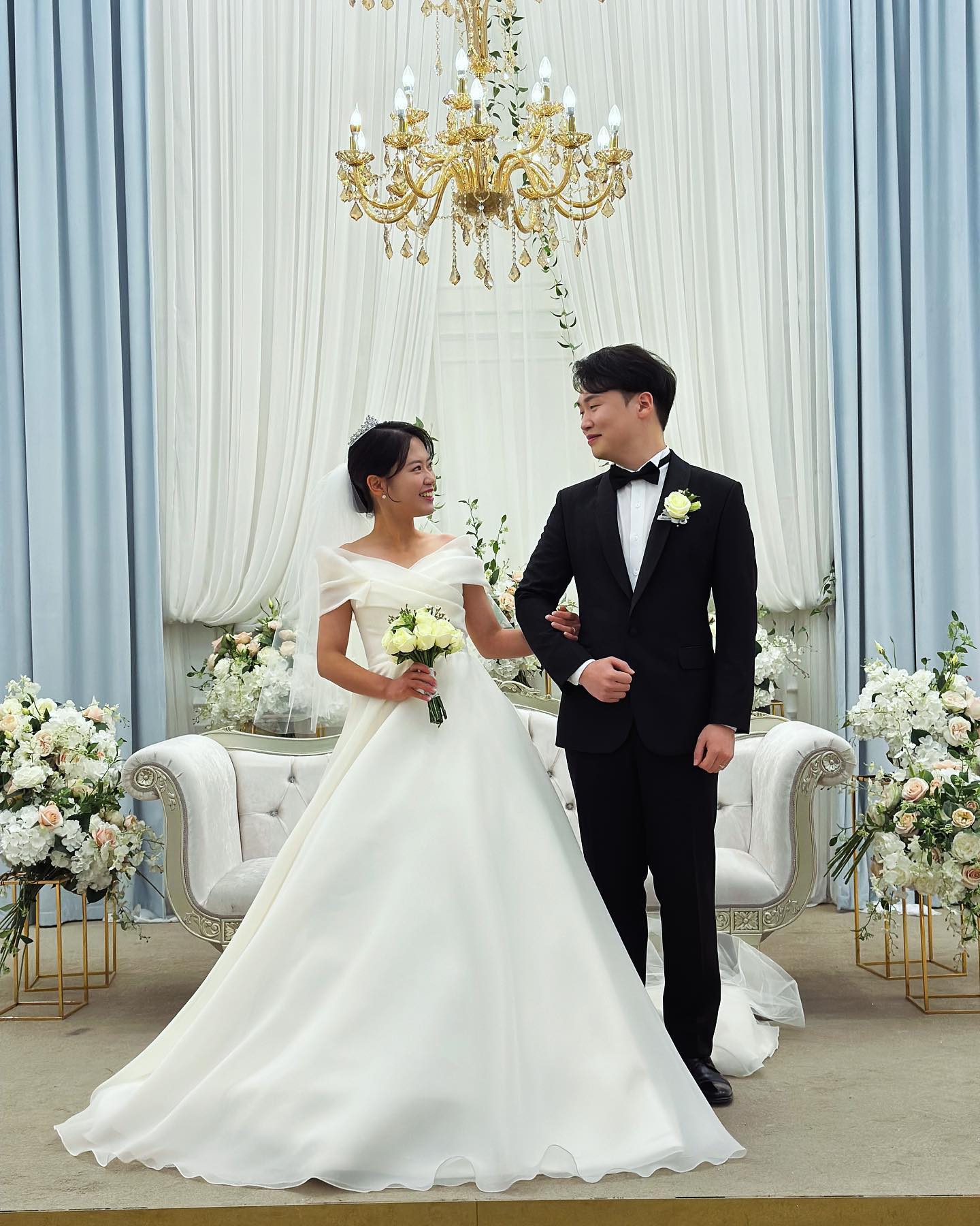 안녕하세요 :)

12월 9일에 저희 결혼식에 와주셔서 
자리를 빛내주시고, 축복해주신 것에 대해서
깊은 감사의 말씀을 드려요 •◡•

덕분에 잊지 못할 가장 행복한 결혼식을 할 수 있었습니다☺️
앞으로도 행복한 일을 함께 나눌 수 있기를 바라며,
귀댁의 소중한 행사에도 연락 주시면
꼭 동참하도록 하겠습니다

항상 건강하시고 모두 평안하시길 바라요 •◡• 💗

- 재구, 한나 올림 -