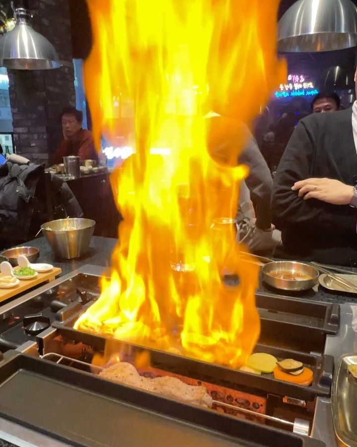 #불쇼 #폼좀나는군 #흑돼지구이 
.
캬. 불쇼가 기가막힌 곳이 있다해서 바로 예약 
강남역 3번출구 “흑돼지 대통령”으로 고고 
.
아쿠아버블에이징으로 숙성된 흑돼지 듀록을 주문합니다
흑돼지 통삼겹살이라 꼬치에 끼워져 등장했는데요
회전 구이 불판이라. 뒤집을 집게는 놉
그냥. 기름 뚝뚝 떨어지는 비쥬얼만 감상하면 되지요 🐷🐷🐷
.
노릇노릇 익어갈때쯤 직원분이 등장
조심하세요. 퐈이야 🔥🔥🔥🔥🔥🔥🔥
아주 폼 미친 불쇼를 ㄱ ㄱ ㅑ~~ 고기 잡내야 가랏 ‼️‼️‼️
.
통으로 구어낸 삼겹살은 정갈하게 컷팅까지 해주니
이런 상전이 따로 없네요 ㅋㅋㅋ
불판위에 올려 좀더 굽굽. 야채도 굽굽. 김치도 굽굽 인데
아니…. 이거 김치에 버터를 넣어 구었는데
.
기름 쫙빠진 듀록에. 버터 쳐발한 김치 올리니. 🙈🙈
고소함에. 육즙까지 더해 아주 기깔나지 모에요
.
김치 피처링 이건. 진심 대박👍👍👍
고기 질도. 플레이팅 센스도. 사이드 음식 맛도 모두 최고
불쇼. 아주 시원하게 보고 갑니다 🙏
.
.
< 흑돼지 대통령 칼국수 대통령 👉 president__korea >
.
- 서울 강남구 테헤란로4길 35 2층
- TEl : 0507-1353-9279
- TIME : 11:00 - 22:00 (15:00-17:00 브헤이크)
- 통삼겹 버블숙성 듀록 150g : 18,000원
.
.
#아쿠아에어라이징 #흑돼지 #흑돼지맛집 #통삼겹살 #삼겹살구이 #심겹살먹방 #심겹살맛집 #통바베큐 #통바베큐맛집 #강나역맛집 #강남맛집 #돼지고기 #숙성고기 #회전구이 #강님역회식 #강남고기집 #강남역고기집 #강남역삼겹살 #고기맛집 #돼지고기맛집 #불쇼이벤트