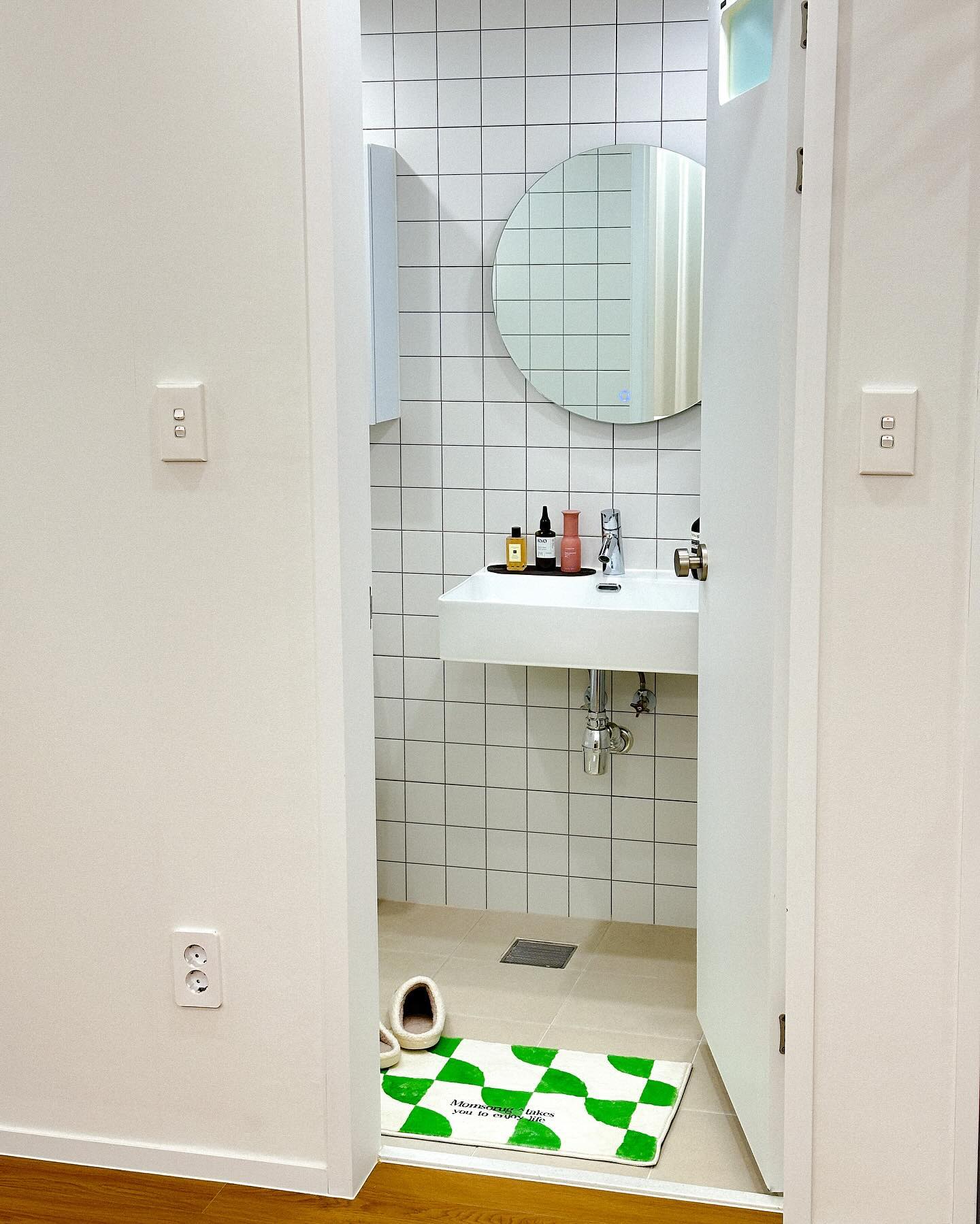 _ 

카페트&슬리퍼 교체로 이번에는 조금 발랄해진 침실화장실💚

비교를 위해 마지막에 카페트 교체 전 사진도 올리는데 뭔가 더 예쁜 것 같기두 하고 그래요..침실 조명을 다 켜놓고 보니까 더 전의 분위기랑 차이가 있구요!

카페트 교체하면서 청소 싹 했더니 반짝반짝하니 깨끗해졌어요✨
오히려 건식 화장실이 청소하기 참 편한 것 같아요!🤍

#화장실인테리어 #화장실청소 #화장실샷 #카페트 #건식화장실