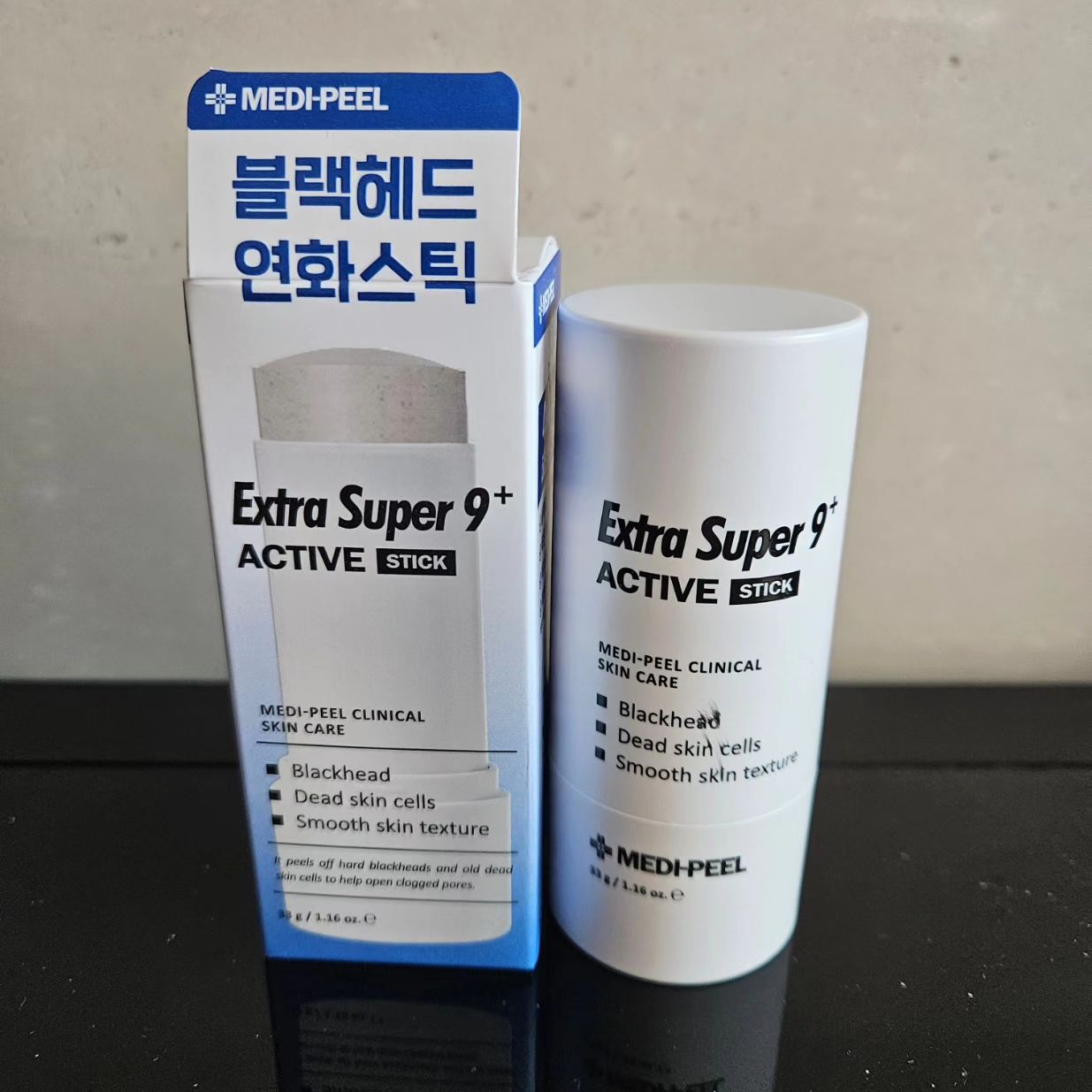 #협찬 #메디필  #블랙헤드연화스틱 으로 #모공관리 해보았습니다.

코 뿐만 아니라, 묵은 각질이 가득인 T존, 턱밑 어디든 사용가능한 제품으로 스틱타입의 #블랙헤드 연화스틱이에요. 블랙헤드, 요철, 각질 한번에 모조리 싹 날릴 수 있는 제품이라서 한번씩 케어해주면 다음날 화장 잘먹는 피부로 거듭날 수 있는 꿀템입니다. #피지연화제 랑 같이 쓰면 그 효과가 더 극대화 된다고 하는데 마침 집에 피지연화제가 있으니까 거기에 #피지연화스틱 을 더해서 #모공케어 #피지케어 한번에 할 예정입니당 ㅎㅎ 모공스틱은 블랙헤드와 묵은 각질로 꽉 막힌 모공 입구를 청소하는 효과로 모공 길을 열어준다면 피지연화제는 모공 속 깊은 피지까지 불리고 녹여 없애준다고 하니 환상의 콤비죠?
 그냥 원하는 부위에 대고 문질문질 문질러만주면 되니까 참 편리합니다 굳! 왜 #올리브영추천템 이라고 불리는지 알겠더라고요. 쉽고 편하게 그리고 빠르게 피지 케어해보자고요~!😉

#medipeel #메디필엑스트라슈퍼9액티브스틱 #메디필액티브스틱 #메디필엑스트라9 #kbeauty #kskincare