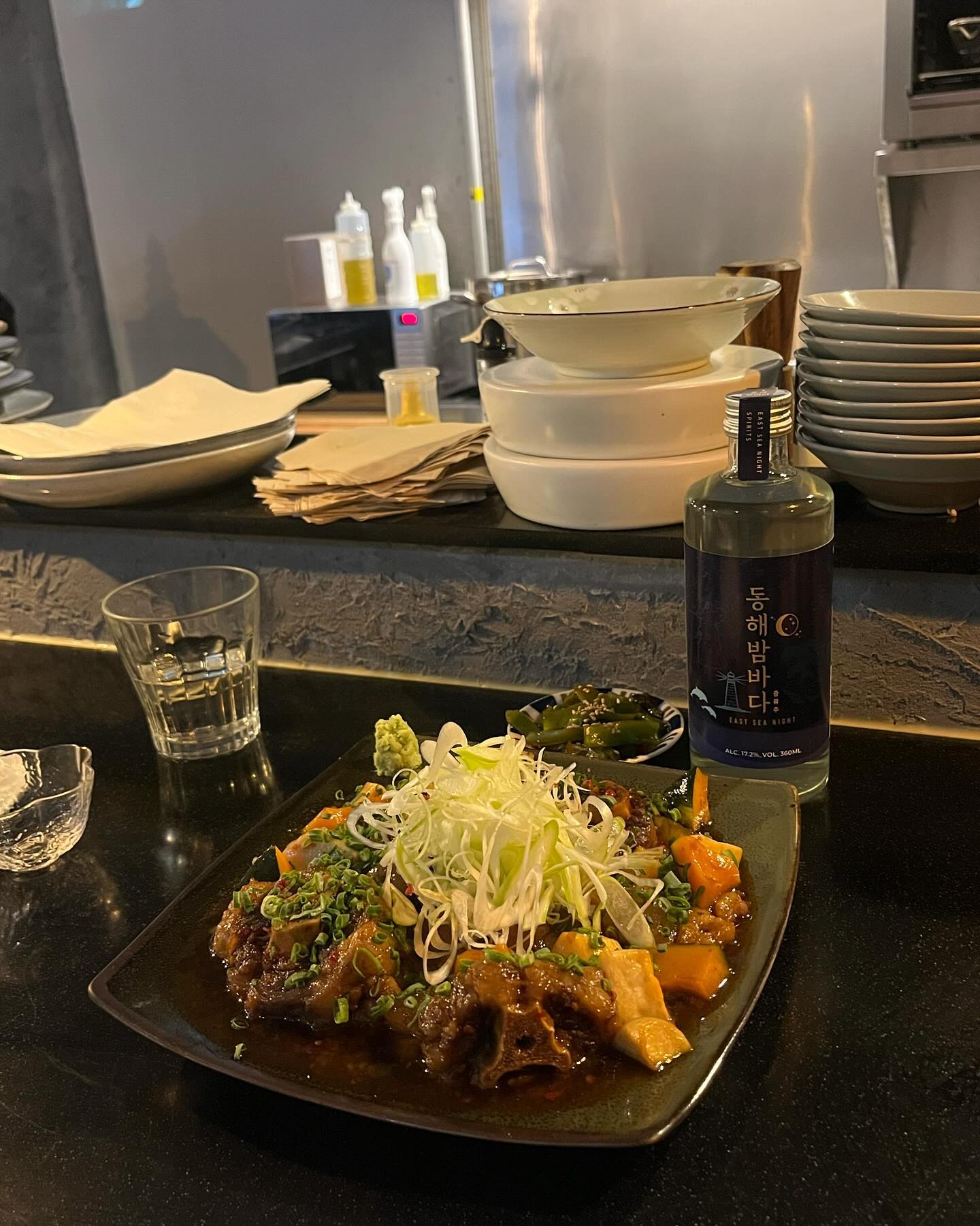 🍹팔칠일
저희는 2차로 가서 가벼운거(?)먹으려다 스지조림을 먹었어요
짭짤하고 위에 올려주신 파랑 먹으니 너무 맛있어서 그다음날까지 생각나는거 있져🥲 소주가 없어서 동해밤바다를 시켰는데 잔이 너무 예뻐,,,🌸 분위기도 조용하니 좋아서 다음에는 1차로 와서 이것저것 많이 시켜봐야겠어요🤗

🍹팔칠일
주소 : 경기 화성시 동탄중심상가2길 26-31 가희프라자 1층 105호
#먹스타 #먹스타그램 #동탄북광장맛집#동탄북광장이자카야#동탄북광장술집#동탄맛집#동탄술집#동탄1동맛집#동탄1동이자카야#동탄1동술집#팔칠일#스키야키#계절사시미#금태구이#카이센동#871_bistro#871