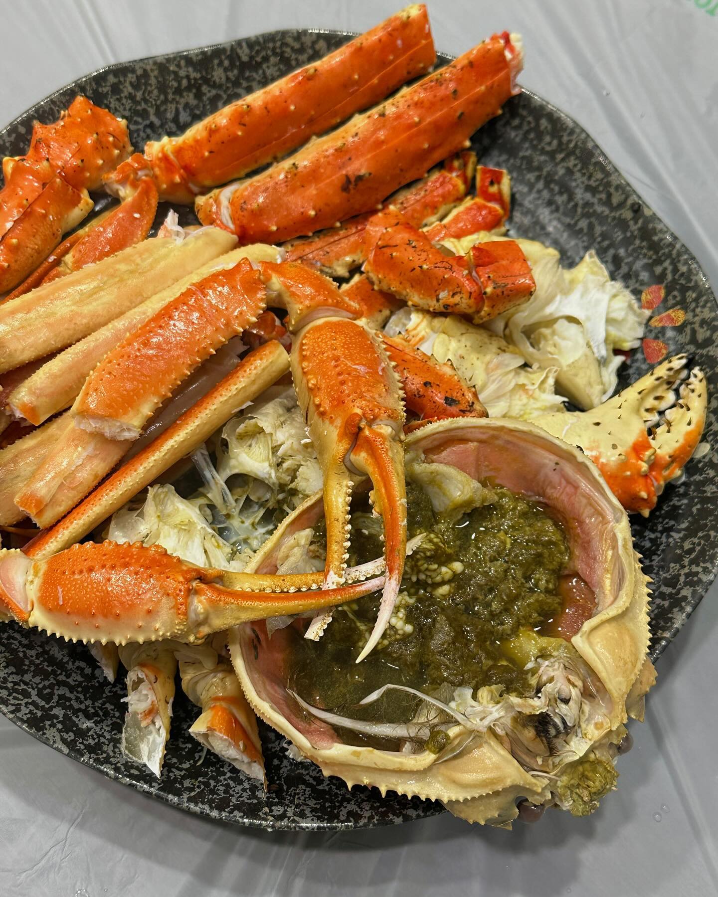 #여수맛집 #소호동대게나라 🦀

메인 메뉴가 푹푹 쪄지는동안
기본으로 나오는 메뉴들이 다 맛있었어요!!! 
죽, 샐러드, 스테이크, 파스타, 회 등등 😇
🔥메인 나오기 전에 배부를 수 있음 주의🔥
킹크랩과 대게를 내장에 맛나게 찍어먹다가
게딱지 볶음밥을 주문하니
된찌랑 라면이 서비스로 나왔어용! 🤤🤤🤤
마지막에 레몬에이드를 주시는데
레몬에이드에다가 복분자 섞어먹으면 아마 멈출 수 없을거에오,, 💁🏻‍♀️
-
-
📍#여수대게나라 
전남 여수시 소호1길 12
061-691-8001
여수사랑 상품권 지류형 카드형 다 가능하니
꼭 미리 할인가로 구매해서 결제하기! 😇