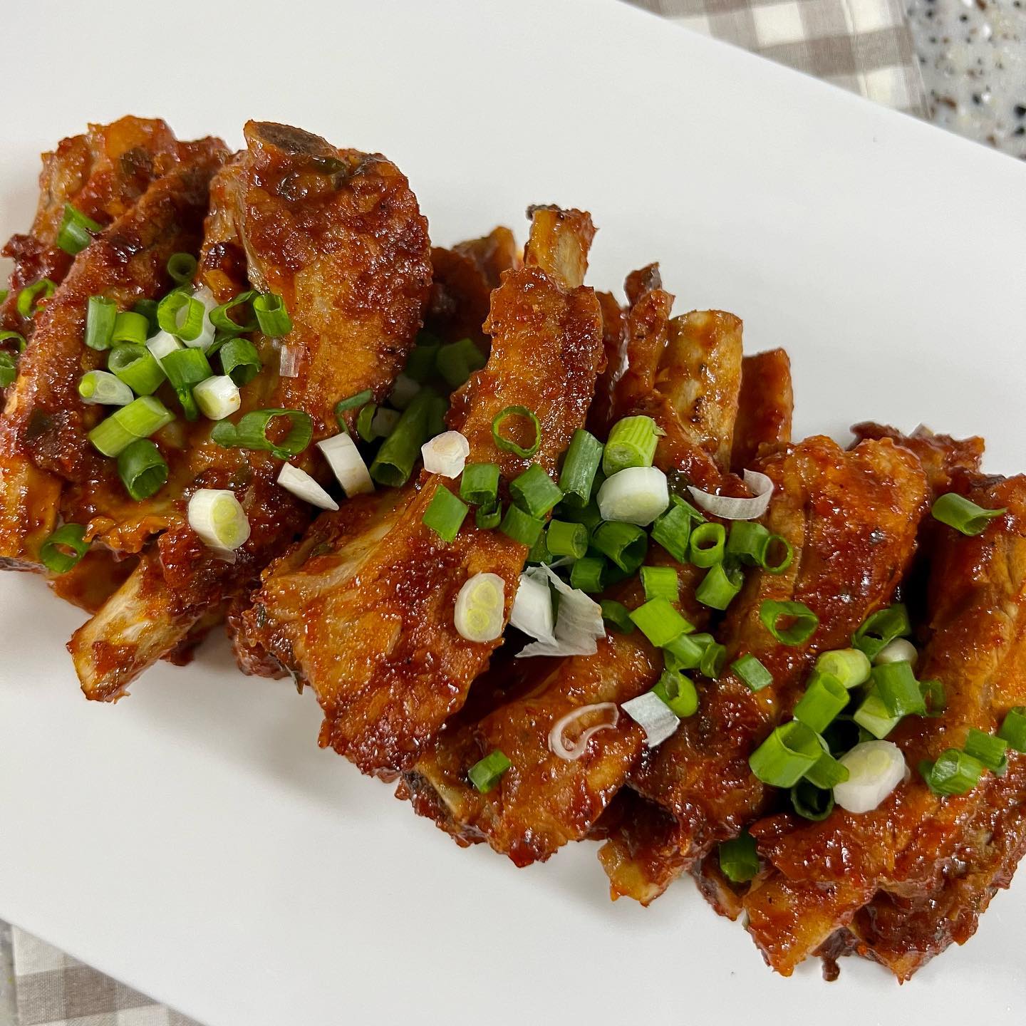 매운 갈비찜 만들기🍖

남편님이 젤 좋아 하는 등갈비!
양 껏 먹으라고 후다닥 만들었다🫶🏻

📌매운 갈비찜 레시피
☑️고추장 간장 굴소스 케찹 설탕 사과즙 후추 다진마늘 ☑️고춧가루 청주 넣어서 양념장 만들어주고
☑️등갈비는 월계수잎 된장 통후추 넣고 한번 삶아주고
☑️삶은 등갈비 후라이팬에 구워주고 
☑️양념장 넣어서 버무려주면서 마지막으로 구워주면 완성