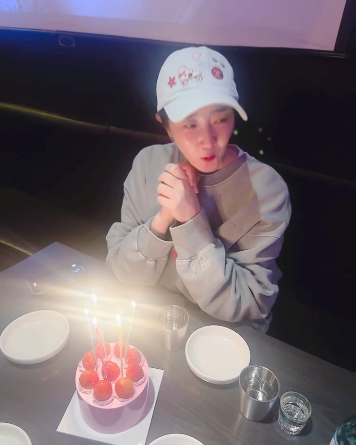 언제나 즐거운 E4
오늘 큰 웃음주신 이등신 momtnmamtn 유진언니 
사랑합니다ㅋㅋㅋㅋㅋㅋㅋㅋㅋ
내가 꼭 효도할께 myvuty  ㅋㅋ
항상 고마워 vitamina_jj 

#막내가마흔살이라조금슬픔ㅋ