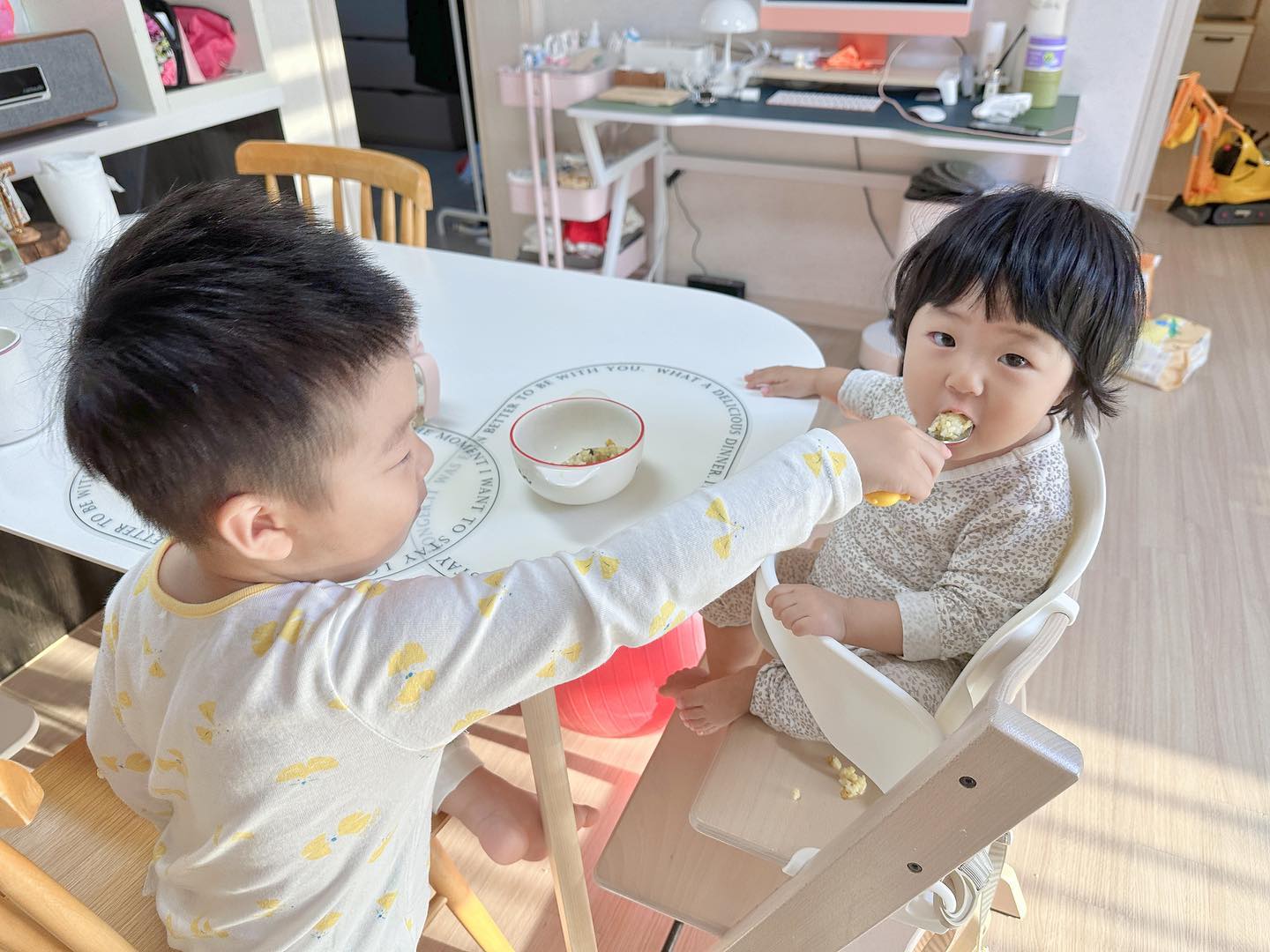 🥰
오늘 아침 풍경
눈부시다 너네 둘✨
.
.
밥 먹여주는 오빠&넙죽 먹는 여동생
오빠가 밥 줘야 먹는 애🤣🤣
오빠는 밥줘서 오빠가 밥줘서
서로 너무 행복해서
예쁜짓 사랑해요 대방출🥹🥹
.
.
하뎡이가 이제 좀 놀 줄 아니까
서로 쫌 조아하기 시작함 행보케
#오늘의아침 #예쁜둘 #힐링 #이제너네둘이놀때가됐어 #많이사랑하세요 #43갤14갤 #흰쥐띠흑호랑이띠 #남매맘 #김천맘