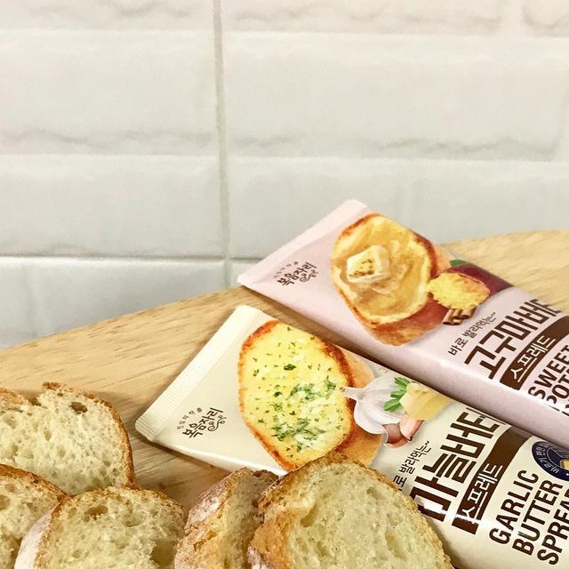 세림 🙋🏻‍♀️ on Instagram: "노릇노릇하게 ""구워진 빵" 위에 슥 바르면 마늘버터빵과 고구마버터빵이 간편하게 완성🍴 튜브에 담겨있어 바로 발라 먹을수 있음 🍞 집에서 마늘빵 쉽게