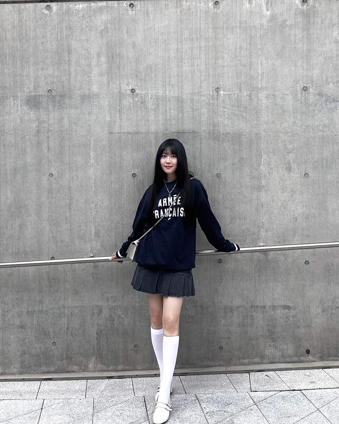 #협찬 스포티 프레피룩 코디🖤🤍

비가 오고 나면 가을이 찾아올 기대감이 가득한데요!
시원한 바람에 다양한 코디가 가능한 날씨가 오고 있어요🥰

카네이테이의 편안하고 가볍게 입을 수 있는 맨투맨으로
스포티하면서 프레피룩을 코디해 봤어요😆

화이트 라인의 시보리가 스포티한 느낌을 줘서 
아이템 하나로도 포인트가 되는 스타일로 연출할 수 있습니다!

기모는 아니지만 원단 자체가 두께감이 있는 맨투맨이기 때문에 
가벼우면서 보온성도 좋습니다🤍

넥도 늘어나지 않도록 테이핑 처리해서 오래 입을 수 있는
편안하고 스타일링 활용도 있는 맨투맨이에요🖤

남녀공용으로 모두 착용 가능합니다😉
가을에 상의 하나로도 가볍고 쾌적하게 착용하는 동시에
포인트 스타일링 가능한 맨투맨으로 추천드립니다🫶🏻

#카네이테이 #kaneitei #맨투맨추천 #맨투맨 #맨투맨코디