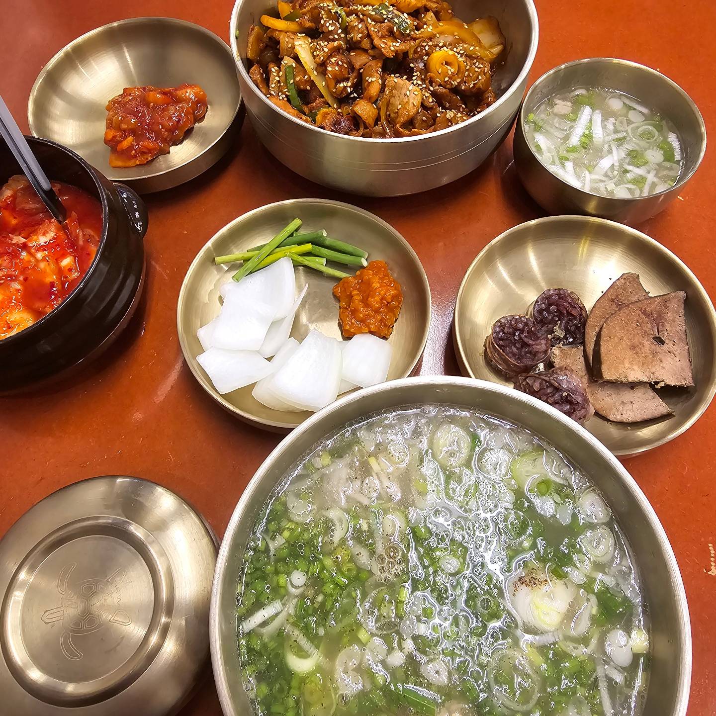 미나리갈비국밥을 아시나요?!
향긋한 미나리가 더해진 갈비국밥
국물이 정말 시원 담백해요
순대와 간은 서비스
여기 순대국밥도 맛집이거든요
불향 솔솔 덮밥도 존맛입니다
비주얼부터 넘나 먹음직스러운 미나리 갈비국밥
오늘저녁메뉴는 너로정했다!

#시담골#서울역국밥#서울역근처맛집#서울역맛집#서울역순대국#서울역근처순대국#서울역갈비국밥#서울역국밥추천
#협찬