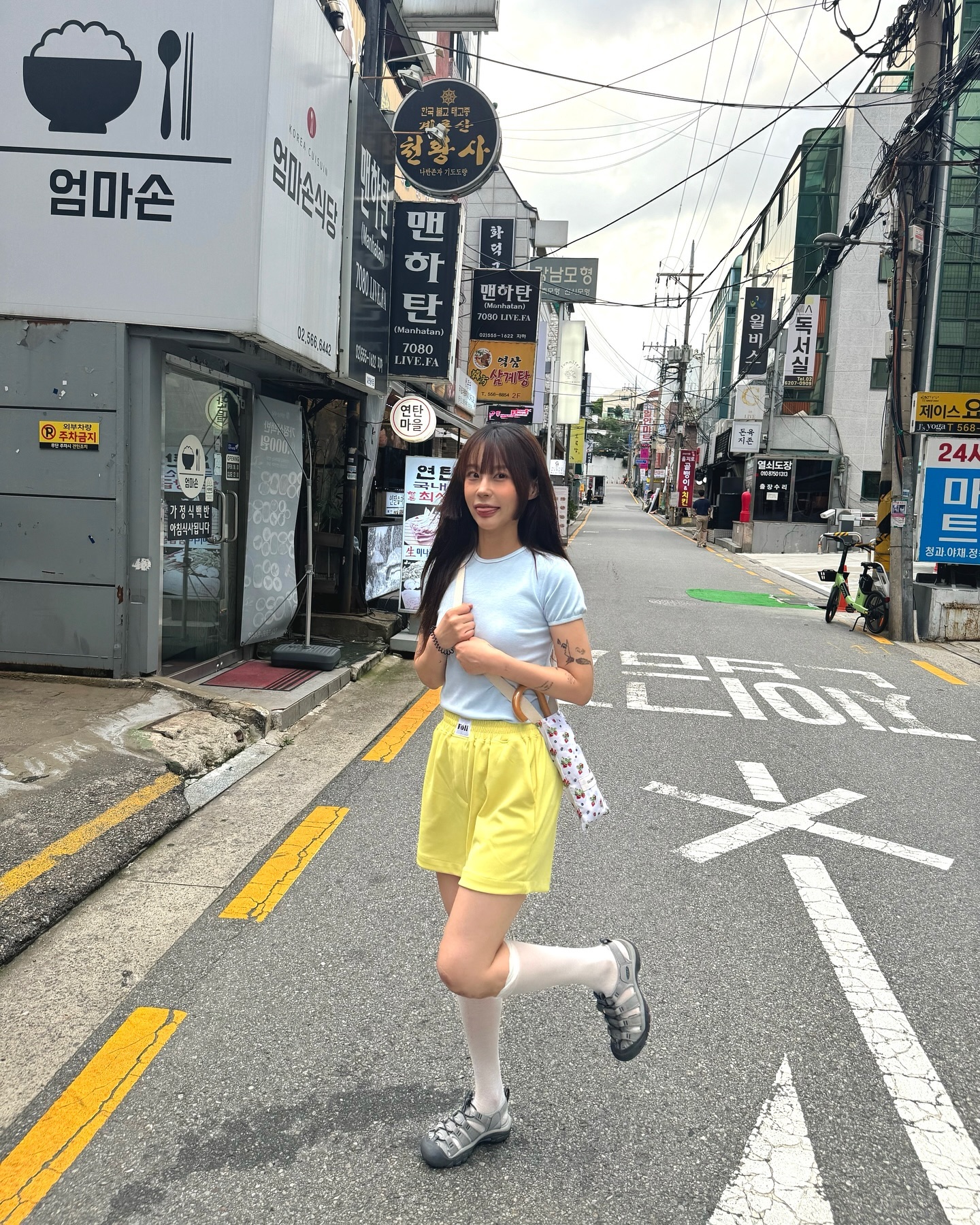 비가 언제 올지 모르겠는 요즘같은 날씨엔 
우산과 밑단이 안젖는 편안한 반바지가 필수거둔요 🌧️⋅𓂃 ࣪ ִֶָ☾.

#Foli #반바지 #쇼츠 #폴리 #휴가룩 #선물추천