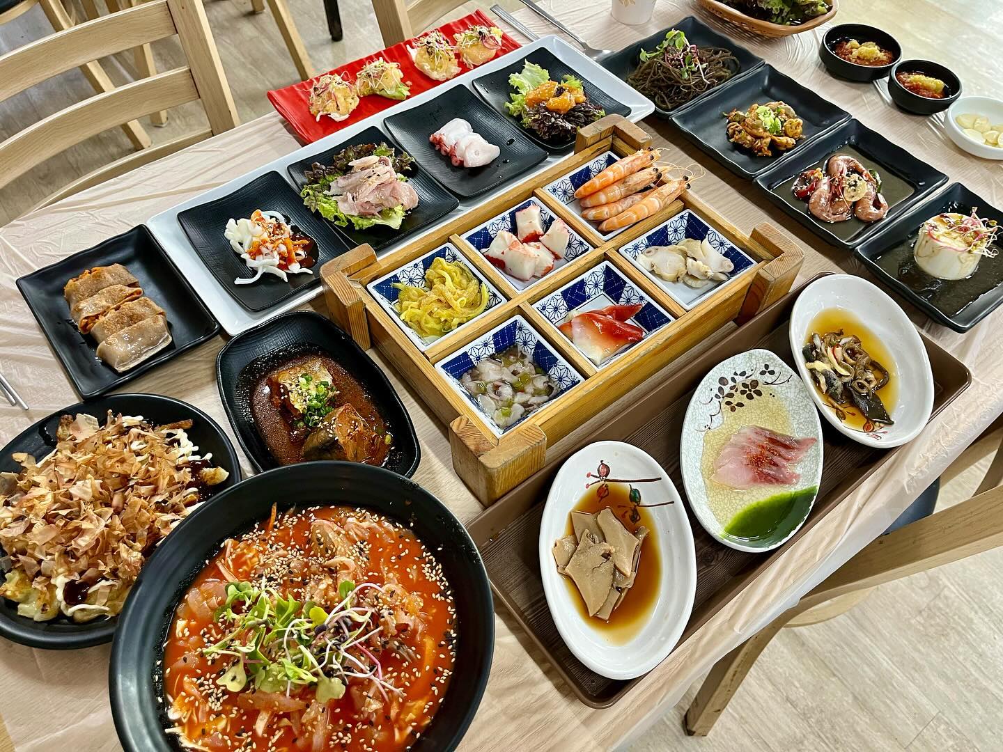#협찬 #신가 #신가횟집 #속초신가횟집 #대포항맛집 #속초물회 #속초대포항맛집 #대포항횟집 #반려동물동반맛집

번갯불에 콩 구워 먹듯 다녀온 강원도 속초🌊
1박 2일이라는 짧은 일정이기에 맛집 of 맛집 찾다
속초 물회 맛집 동명항 횟집 신가횟집에 방문했다!

스끼다시가 끊임없이 나와서 놀라 자빠져 버림!!
게다가 맛있기까지 해 모둠회 나오기 전부터 배불렀다
모둠회는 말해 뭐해 동네횟집과 비교불가 신선함 가득했고
두툼하게 썰어주셔 쫀득한 식감을 느낄 수 있었다🥰

튀김, 마끼, 매운탕까지 먹고 나서야 마무-리
친절하고 푸짐한 모둠회라 누구든 만족할것같다!
다음 속초여행때도 잊지 않고 방문할 예정👏

동명항 맛집은 역시 신가!