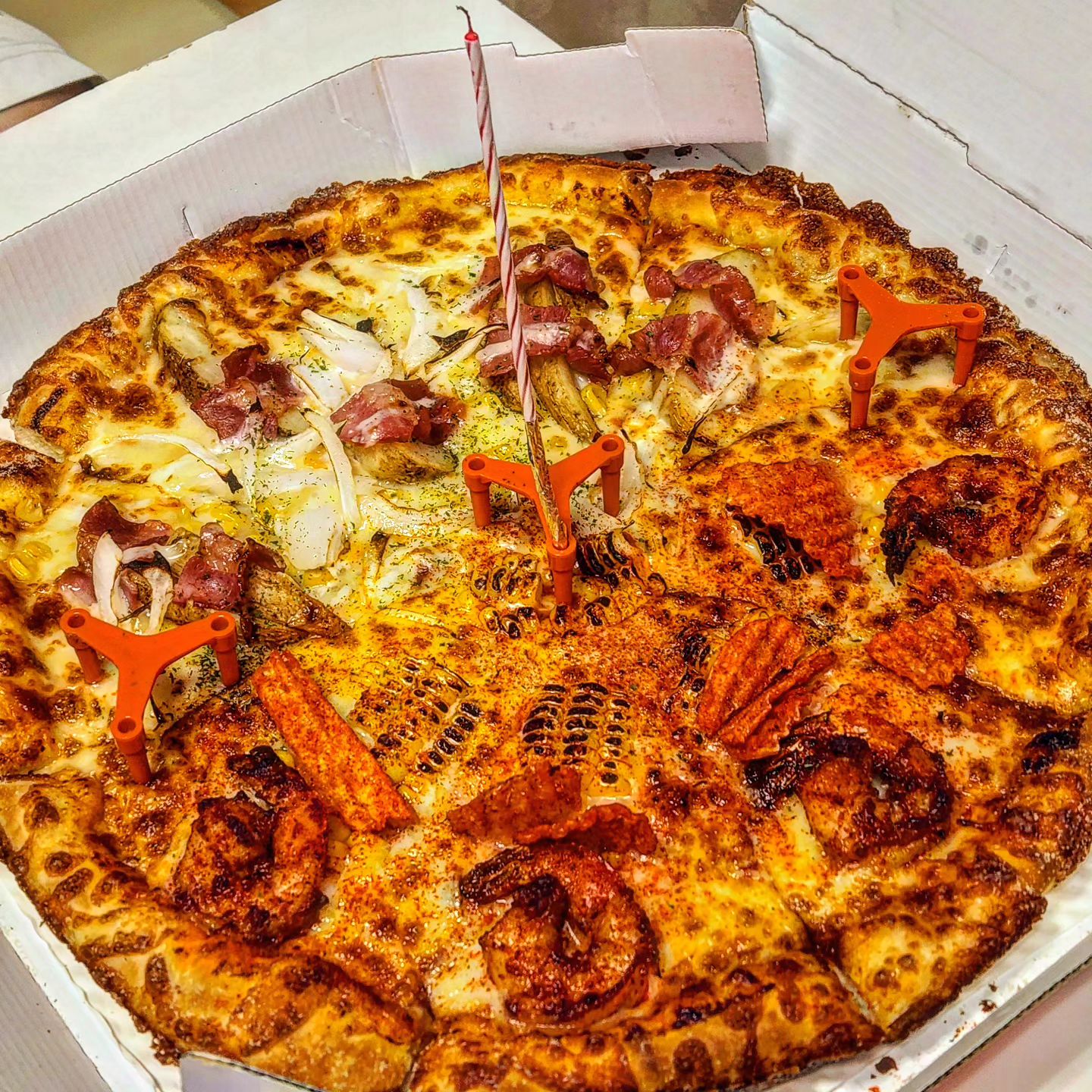 생일 케이크 대신 노모어피자🍕❤️
⠀
⠀
⠀
생일 주간 내내
맛있는거 그득그득 먹고
노모어 반반피자로 마무리하깅
⠀
베이컨포테이토&옥수수새우
⠀
⠀
🥓🥔🌽🦐❤️
⠀
⠀
⠀
#노모어피자 #생일피자