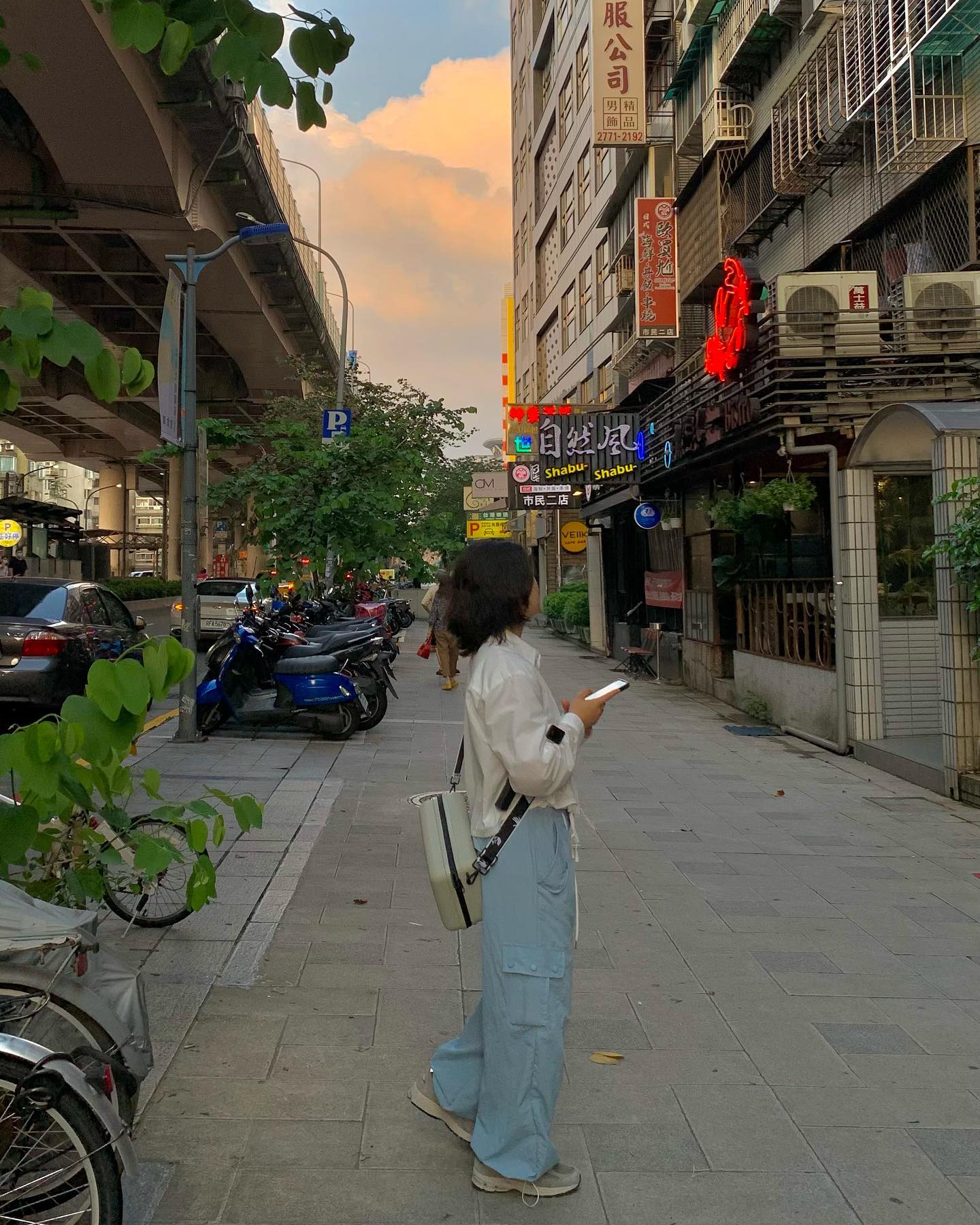 🇹🇼첫날🇹🇼
1. 대만영화 그대로의 길거리들
2. 우육면, 야시장 각종 음식들 진짜 맛있고, 자극적인 거는 좀 있지만 뭐 맛있음(개인적으로 버블티는 별로 ㅋㅋ)
3. 덥긴하긴한데 나름 괜찮 ㅋㅋ
4. 스투시매장으로 달려갔을 때 행복👍(살지말지 진짜 고민 많이됐다 사실 지금도 고민 중)
5. 호텔 얼리체크인 무료로 해줘서 좋았다
6. 제일 중요한 대만여행 지원금 당첨 운 좋았다 ㅋㅋ
7. 잊을 뻔 했는데 야시장 미쳤다 진짜 미쳤다

ps. 이 모든 걸 함께한 jong_i_inhyeong  여행계획 거의 대부분 다 짜줘서 고맙다ㅋㅋㅋ