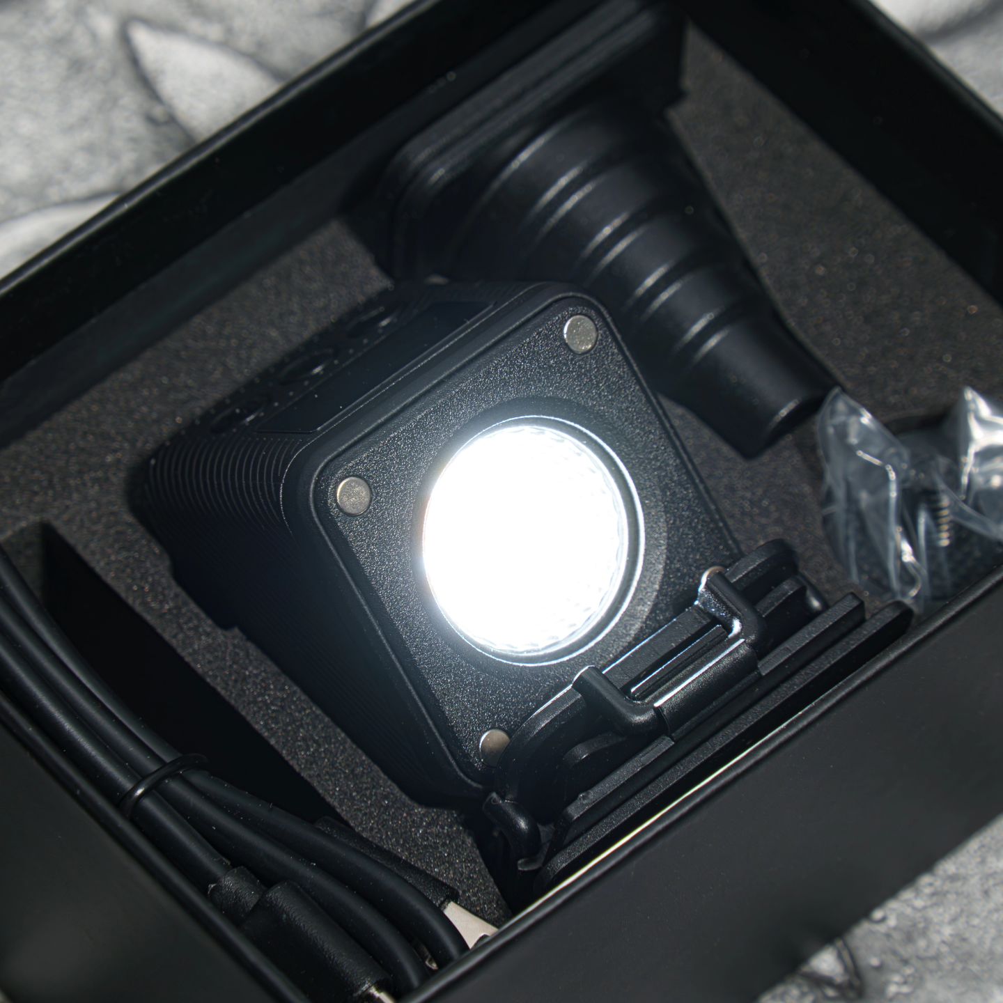 #내돈내산
#울란지 #Ulanzi
#L2 #BiColor #COB
#VideoLight #조명

작고 출력도 4W인데
COB에다 반사판있어서인지
실제 광량은 #눈뽕 그자체

색온도 2700-7000K
디퓨저·반도어·스누트·허니컴까지
기본악세사리도 든든한편

애매한 필라이트들보다
휴대성·무게·광량 모두 만족
근데 왜 파는곳이 거의없지?
(단종됐나?)