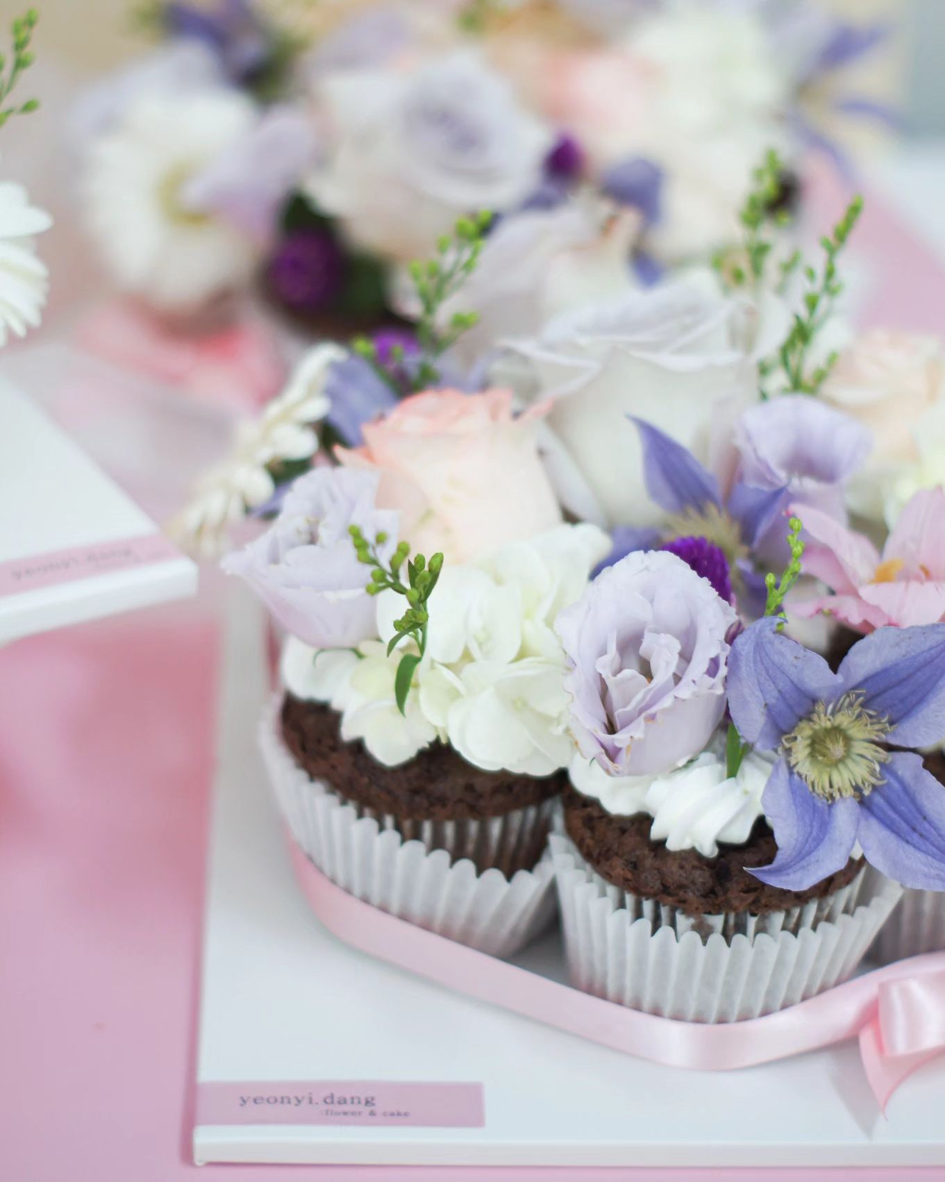 #연이당
너무 예쁜 컵케이크🧁
원하시는 갯수에 맞게 예쁘게 포장해드려요❤️
.
.
💕 3주 전 선예약시 5% 할인
💕 케이크 구매시 와인 10% 할인
.
.
#성남케이크 #선물 #모란케이크 #모란역케이크 #기념일케이크 #맞춤케이크 #생화케이크 #플라워케이크  #케이크 #cake #성남생화케이크 #환갑케이크 #행사케이크 #2단케이크 #생화케이크클래스 #웨딩케이크 #결혼식케이크 #웨딩 #조공케이크 #컵케이크 #생화컵케이크