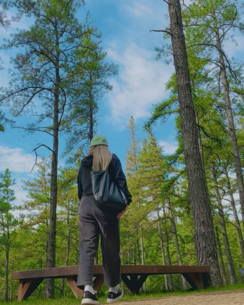 🌳🍃💚

작은 자연의 소리에 귀 기울이게 되는 곳,
더 나아가 내 마음 속 이야기에도 귀를 기울일 수 있던 곳,
나를 마주하는 내 안의 숲 ‘사유원’이었다.🌳

편도 4시간 반, 왕복 9시간을 꼬박 혼자 운전해
퇴사 후 처음으로 나와 단둘이 고요한 시간을 보내고 온 후기

-1
사유원에 도착해 시원한 물과 지도만 챙겨 여정을 시작했다.
처음에는 아무 노래도 안 들으며, 혼자 걷고 있으니까
심심하기도 하고 지루하기도 했는데 이윽고
자연 소리에 귀를 기울이는 나를 발견했다.

-2
건축물도 보고 예쁜 꽃들도 보고
지도만 보고 길을 찾아 다니며
멋진 문구들을 만날 때마다
그 문구를 곱씹으면서 한걸음씩 내딛었다.

‘이보세요, 열심히 사는 건 알겠는데
좋은 생각으로 살아보실래요.‘

‘마음을 다해 호흡합니다.
들이쉬는 숨과 내쉬는 숨을 그냥 즐기면 됩니다.
마음과 몸이 하나가 되게 하고 온전히 살아있음
그 놀라움을 느껴보세요.
살아 있는 것이 이 세상에서 가장 큰 기적입니다.‘

’비어 있음은 아무것도 없는 것이 아니라
차있는 것을 덜어 냄이며
고요함이란 아무소리가 없는 것이 아니라
침묵해야 할 소리가 있는 것이다.‘

-3
마음을 비우며 고요히 앉아 있는 동안 점차 나를 마주하게 되었고
자연 속을 거닐며 내 마음 속 이야기에 귀를 기울이게 되었다.

만역 지금 혼자만의 시간이 필요하다면
나와 더 가까워 지는 시간을 보내고 싶다면
꼭 사유원에 혼자 방문해서 나와 마주하는 시간을 보내길 바란다!

장소 : 사유원 ( sayuwon )
이벤트 : 여행에미치다 (yeomi.travel )
