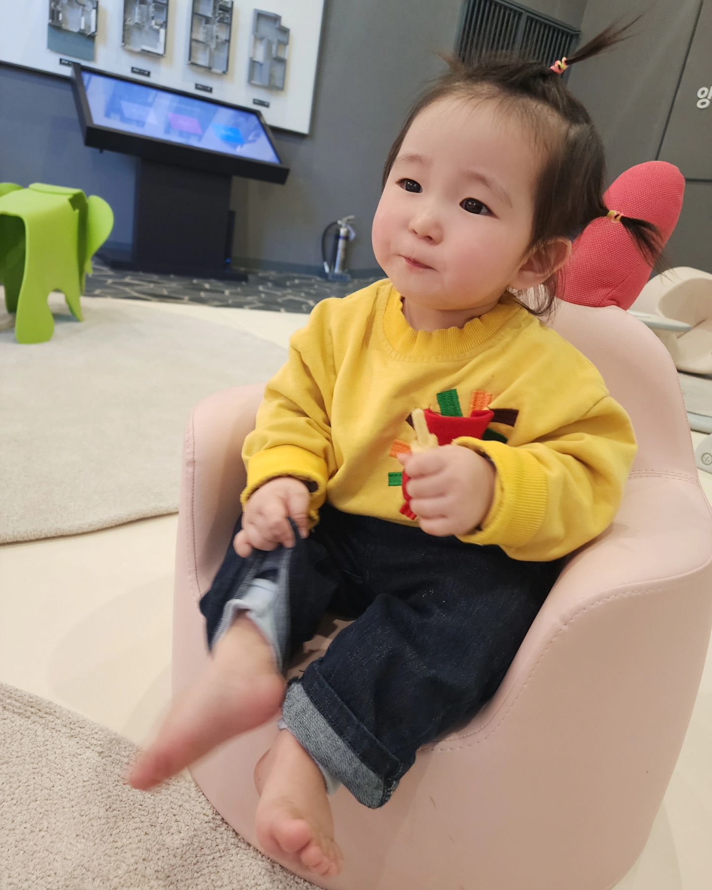 2024.3.23
우리 이쁜 꼬물이 시아♡

데리고 다닐맛 나는 14개월 우리딸~
어딜가든 잘놀고 관찰하고 잘웃고~
예쁘예쁘🫶💕
.
.

#my_Sia #예쁜딸내미
#귀여운꼬물이
#14개월#양주나들이
#잘놀고예뻐
#언제컷어
#사랑해♡