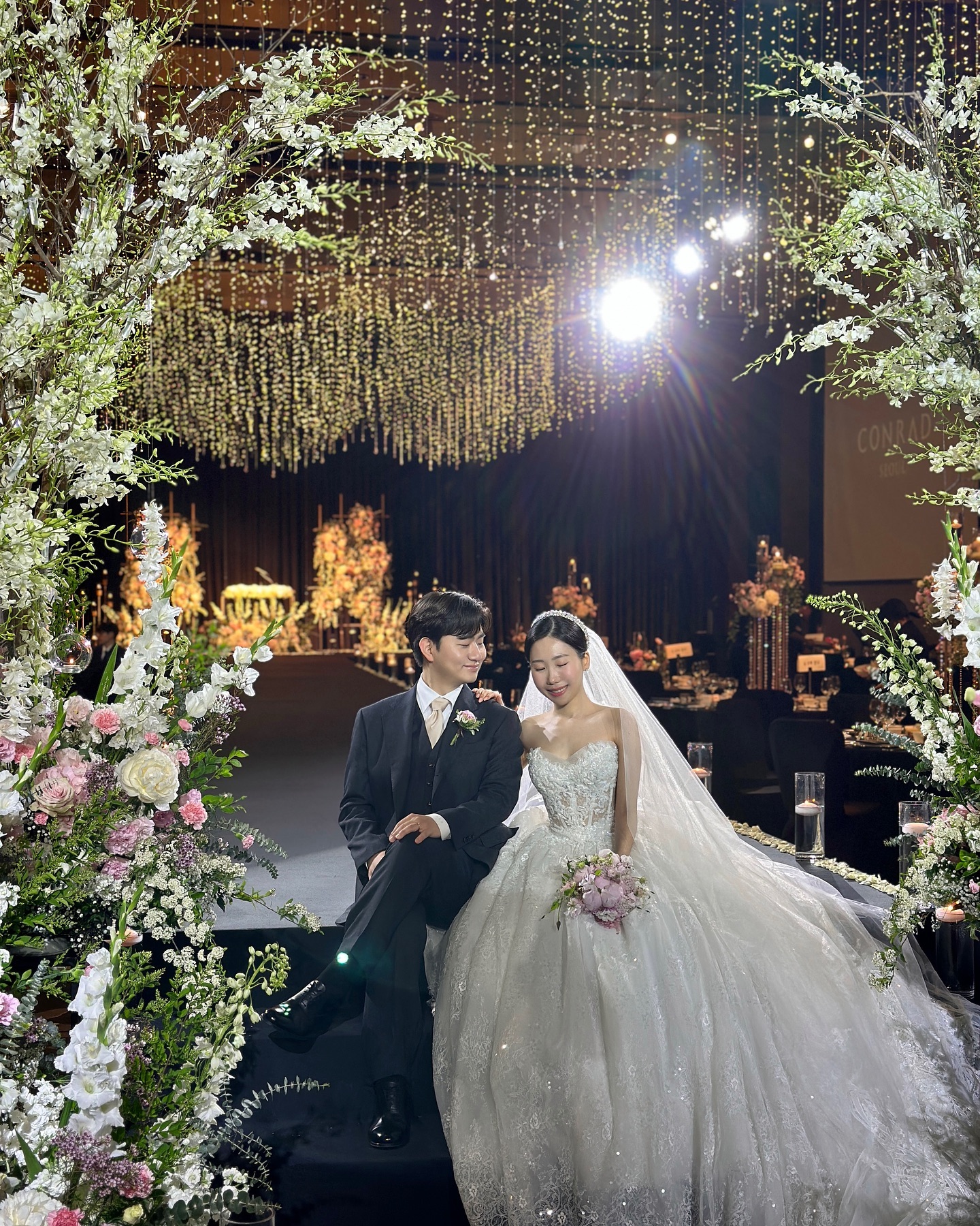 6년 연애 끝, 결혼 👰‍♀️🤍🤵‍♂️(ft.5월의 신부🌸)
24년 5월 25일 토요일 12시 정말 꿈만 같았던 결혼식을 치르고 왔답니다. 저의 모든 로망을 다 이뤄서 너무나 행복하고, 또 행복한 날이었어요! 모든 것이 상상 그 이상으로 예쁘고, 모든 호흡이 척척 맞아서 완벽했던 날…♥︎ 결혼 준비하면서 내 로망을 다 이뤄준 남자친구.. 이제는 남편 esemoon2 💕 결혼하기 전부터 남편에게 결혼하게 된다면 축가 불러달라고 그렇게 노래를 불렀는데도 끝까지 안 불러준다고 해서 삐졌는데, 서프라이즈 축가를 준비할 줄이야…! 항상 눈치 빠른 저로 인해 번번이 서프라이즈 들통났는데 이번 만큼은 제대로 놀란 저를 보며 남편은 매우 뿌듯해하고 있어요 ㅋㅋㅋ 이 날 주례를 집례해준 초동교회 손성호 담임 목사님, 축가를 준비해준 18년지기 내 친구 희라, 특별한 발레 축무를 준비해준 효진이, 부케 받아준 강하, 그리고 축하해준 여러분 모두 다 고마워요! 행복하게 잘 살겠습니다💖

마지막으로 미스코리아들이 왜 미용실 원장님, 스탭들을 입이 마르도록 감사하다고 하는지 이제 이유를 알 것 같더라고요. 결혼 준비를 처음부터 끝까지 총괄 플래닝 해준 bombom_w 블랑드봄 김봄 대표님 정말… 하염없이 무한 감사드려요..! 특별한 베일과 드레스를 준비해 준 luxe.elisabeth 엘리자베스 럭스 대표님 감사합니다! 촬영과 본식 모두 예쁜 메이크업을 해준 seoyunhong0306 정샘물 이스트 서윤 부원장님, 프리웨딩에 이어 본식 dvd를 맡아준 devve_official 드에브 대표님, 드라마틱한 중계를 맡아준 ggot_film 세인트지지오티 필름, 본식 스냅을 맡아준 ohjoongseok_wedding 오중석 정인석 작가님, 물흐르듯이 매끄럽고 완벽한 결혼식 진행을 맡아준 neulbom__wedding kinus_actor 늘봄 김선익 사회자님 모두 감사합니다. 그리고 꿈꿔왔던 웨딩을 실현해준 conradseoul 콘래드 서울 호텔 정말 정말 최고예요…♥︎

#콘래드웨딩 #콘래드호텔 #콘래드서울 #엘리자베스럭스 #정샘물이스트 #세인츠아머 #웨딩 #웨딩드레스 #본식드레스