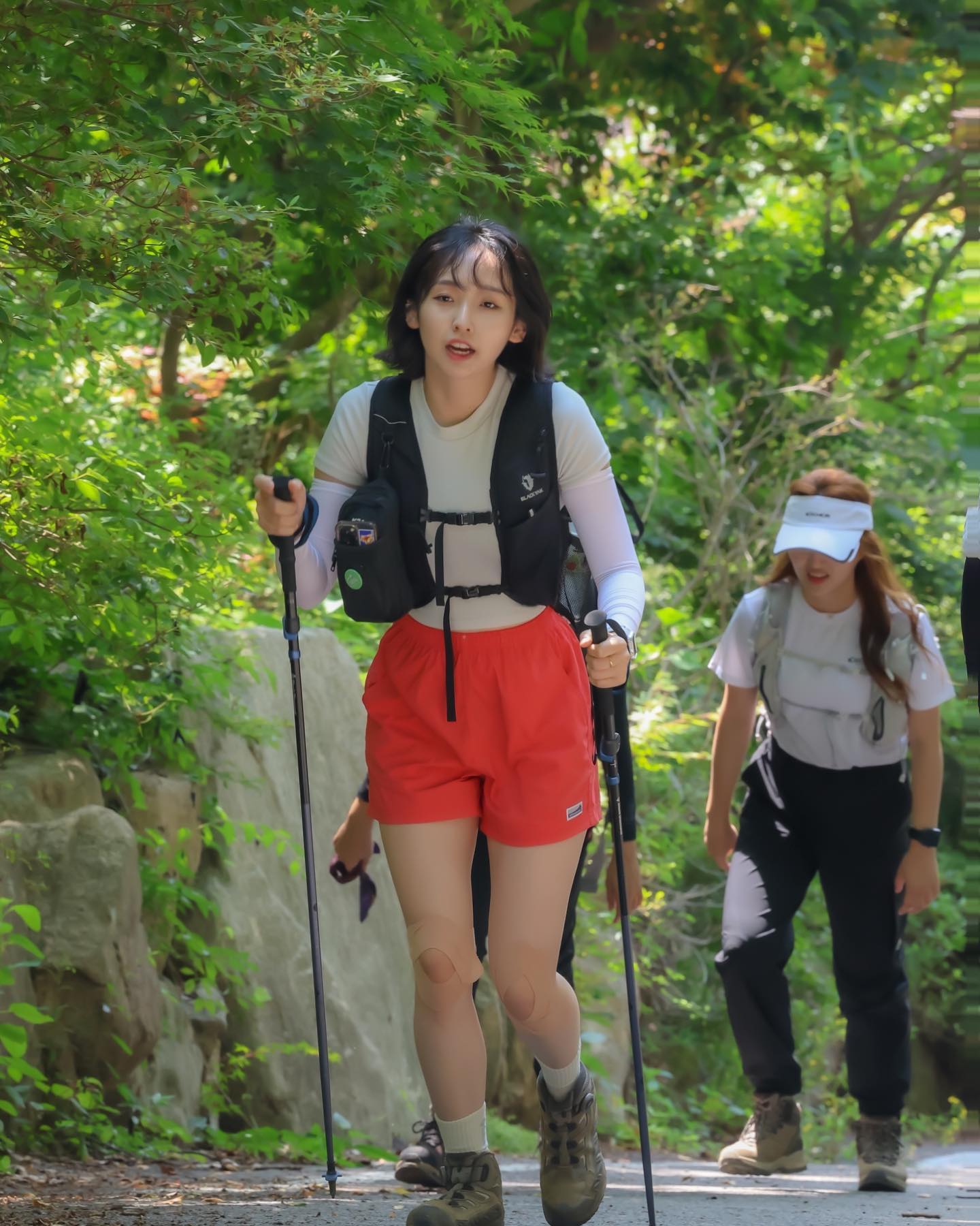 산에서 DSLR로 찍히다니ㅠㅡㅠ 📸📸
무한한 영광과 감사를🥹💗 cool2sk sbw_mountain 
산봉우리 덕에 조장도 해보고 무지 많은 사람들이랑도 등산하구.. 넘 재밌었다! 근데 7번째 영상ㅋㅋㅋ 찰칵찰칵 소리 장난없음ㄷㄷ 연예인 된 줄 알았심...👀

대둔산은 무지 가성비가 좋고 예쁘고 관광객과 등산객을 위한 배려가 돋보이는 산이당!⛰️ 산악인으로서 등산 때 케이블카는 가오가 살지 않지만, 하산 때에는 무릎보호라는 명분으로 신나게 관광하며 내려왔지! ⛰️⛰️

코스도 어렵지 않고 날씨가 32℃ 까지 올라가는 무더위에도 그늘코스라 땡볕에 오래 있지 않아 생각보다 수월했담!!!

💪🏻대둔근을 키우고 싶다면 대둔산ㄱㄱ 추천!!!💪🏻

#대둔산 #등산 #등린이 #등산스타그램 #hiking
