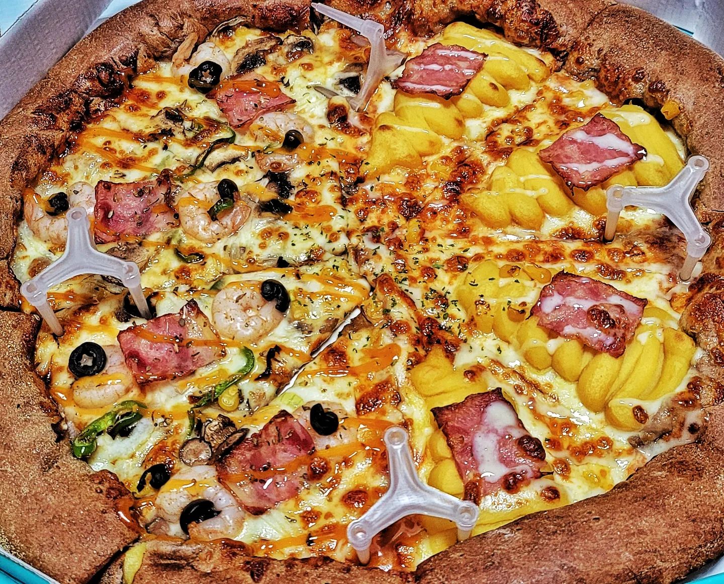 두가지맛을 즐길 수 있는 피자 🍕 
달달한고구마/매콤쉬림프 - XL
엣지는 고구마크러스트 추가
치즈스틱도 맛있어요!

🏷 피자선생 남동점 pizza_ssam