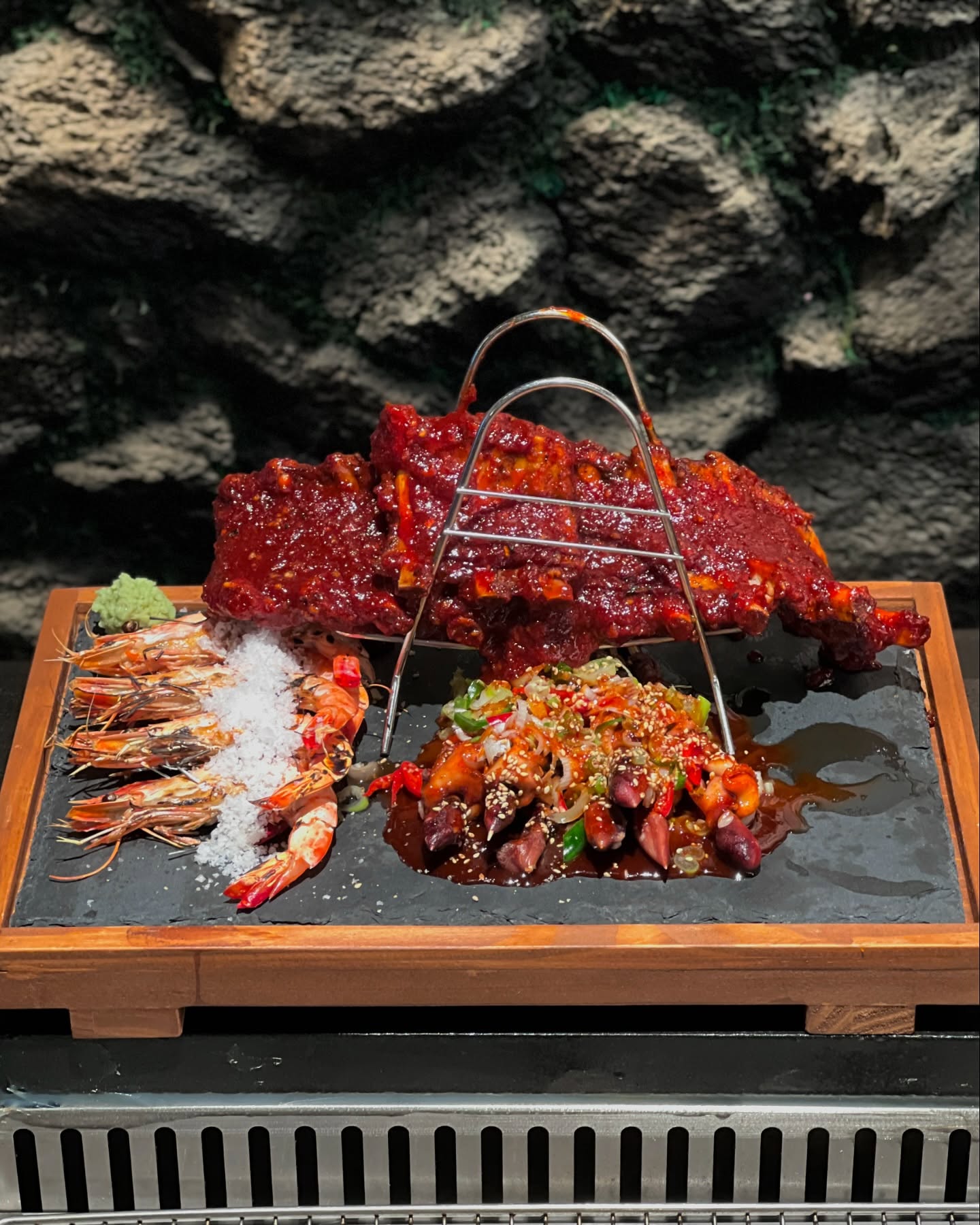 📍#빡돈 통쪽갈비 전포점
[부산 부산진구 서전로58번길 49 1층]

- 빡돈세트

전포에 새로 생긴 빡돈에 다녀왔어요! 
통쪽갈비, 새우구이, 호롱구이까지 한 번에 즐길 수 있는 시그니처 세트 메뉴를 주문했어요

모든 메뉴가 초벌되어 나오니 식으면 데우기만 하면 되니까 편하게 먹을 수 있어 좋더라구요
주방에서 굽는 시간동안 먹을 수 있게 돼지껍데기도 나오는데 이 껍데기가 쫀득하고 맛있더라구요

부드럽고 육즙 가득한 쪽갈비는 소금, 양념(보통, 매운맛), 간장으로 맛 선택이 가능해요
저는 양념 보통으로 선택했는데 뼈와 살이 쉽게 분리되어 먹기 편했어요
치즈 퐁듀에 찍어 먹으니 조화가 정말 최고!

탱글탱글한 새우구이는 은은한 단맛에 고소하고 맛있었고, 매콤한 양념이 발라진 호롱구이 역시 쫀득하고 매력적인 맛이였어요

세트 주문하면 나오는 주먹밥은 쪽갈비와 찰떡궁합!

기본으로 나오는 된장술밥은 시래기와 황태가 듬뿍 들어가서 얼큰하고 시원한 맛이 일품이였어요

그 외에 돼지껍데기, 오뎅, 양배추 샐러드, 묵은지 등 기본찬도 정말 푸짐하게 나오는데 가성비 있게 배 든든하게 먹을 수 있어서 만족스러운 곳이였어요

#부산전포맛집 #부산전포고기집 #부산서면맛집 #전포맛집 #전포고기집 #전포신상맛집