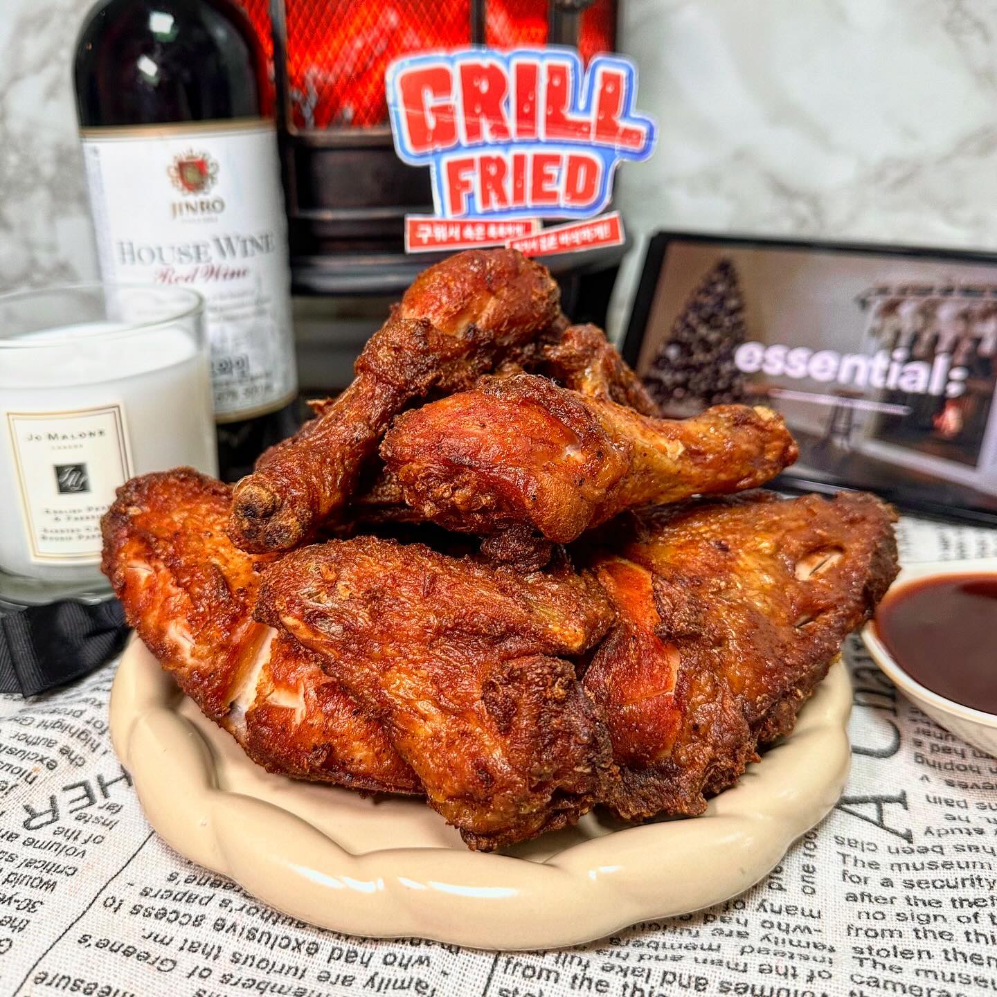 광고) #부어치킨 #그릴후라이드치킨 
- 겉바속촉의 대명사 🍗

부어치킨의 그릴후라이드 메뉴가
세상 맛도리인 건 모두 아시죠
그릴 후라이드의 완전체 버전인
그릴 후라이드치킨은 치킨 8조각을
오븐에서 구웠다가 다시 튀겼다고 하는데
엄-청 큰 조각인데도 불구하고 촉촉하고
바삭바삭 튀김이 제대로 맛있습니다
닭가슴살이 이렇게 촉촉하다니 감동 그 잡채!

부어치킨의 저크소스 추가는 필수라는데
양념치킨과는 또 다른 맛인데 매콤달콤해
손이 계-속 가는 중독적인 맛이 대박적!

요기요, 배민에서 할인도 빠방해서
최대 5000원 할인 받고 먹으니 개이득인 너낌!

또 그릴후라이드치킨을 먹고 인증하면
아이폰 15pro, 다이슨 에어랩, 닌텐도를
받을 수 있는 혜자이벤트도 진행중이라니
안시킬 이유가 없잖아욧! 당장 달리자구요!🏃🏻‍♀️🏃

#치킨신메뉴 #그릴후라이드 #치킨추천 #쌍문맛집 #강북맛집 #수유치킨 #쌍문치킨 boor_chicken