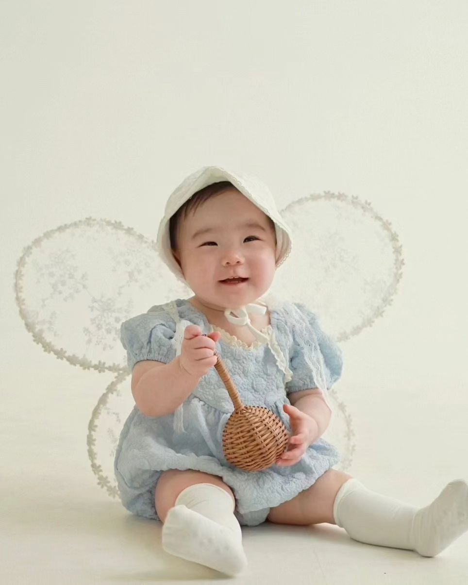#라안스튜디오 #원본사진 #창원스튜디오 #창원가족사진 #창원아기사진 #창원성장앨범 #100일기념 #200일기념 #돌사진촬영 #창원사진관 #창원사진잘찍는곳 #셀프사진 #홈스냅 #홈스냅추천 #이벤트촬영 

라안스튜디오 촬영 이벤트에 당첨되어 가족사진을 찍게 되었어요.
스튜디오 들어선 순간부터 와~~깔끔하다 했거든요.
소란스럽지않고 딱 우리가족만을 위해 시간을 비워두셔서 정말 편하게 촬영했답니다♡
낯가리는 아기도 계속 방긋방긋 잘 웃었구요!!
그래서 저렇게 예쁜 결과물이 나왔어요!!
색감 보정만 했는데 그냥 인생사진이 나왔지뭐에요😆

이때까지 찍은 모든 사진 중 단연 최고에요🥰
기념  촬영 하고픈 창원분들께 강추합니다!

가족사진은 보정본 받으면 따로 올릴께요🩵💙💜🩷❤️

📷 raan_studio