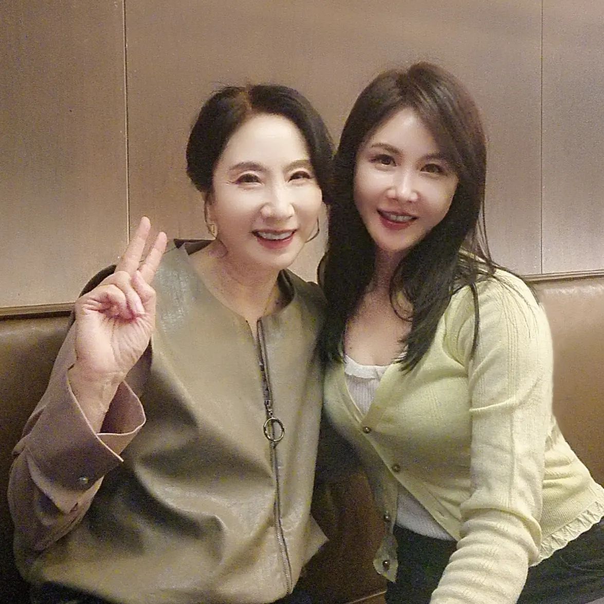 🌈미시즈 모델 사랑회 회장님으로 첨 뵈었던 영주 언니^^

✔️도회적인 첫인상과
'단체 회장'이라는 타이틀에 다소 어려웠지만...

✔️도량 넓고 따스한 언니의 인품을 알고는 반해버렸지요♡

✔️재밌는 얘기와 알토란 정보도 많이 주시고, 대화가 팍팍 통하는 언니^^

aakdodo 조영주 배우

🌈저는 이제 모델일을 접어서 그냥 좋은 언니-동생으로 지내고 있지만...^^ 

✔️제게... 잠시 쉬는거라며...
여전한 칭찬과 조언을 흠뻑 부어주시는 멋쟁이 언니^^

✔️늘 감사해요

🌈오랫만에 한 데이트였는데...
이날도 뭔가 술술 풀리는 마법🎲

✔️우리, 꽃피는 봄날에 또 만나요♡

#롤모델 #압구정데이트 #수다삼매경 #시추안하우스 
#카페윤잇 #좋은인연 #피부미인들😊 #감사합니다🙏