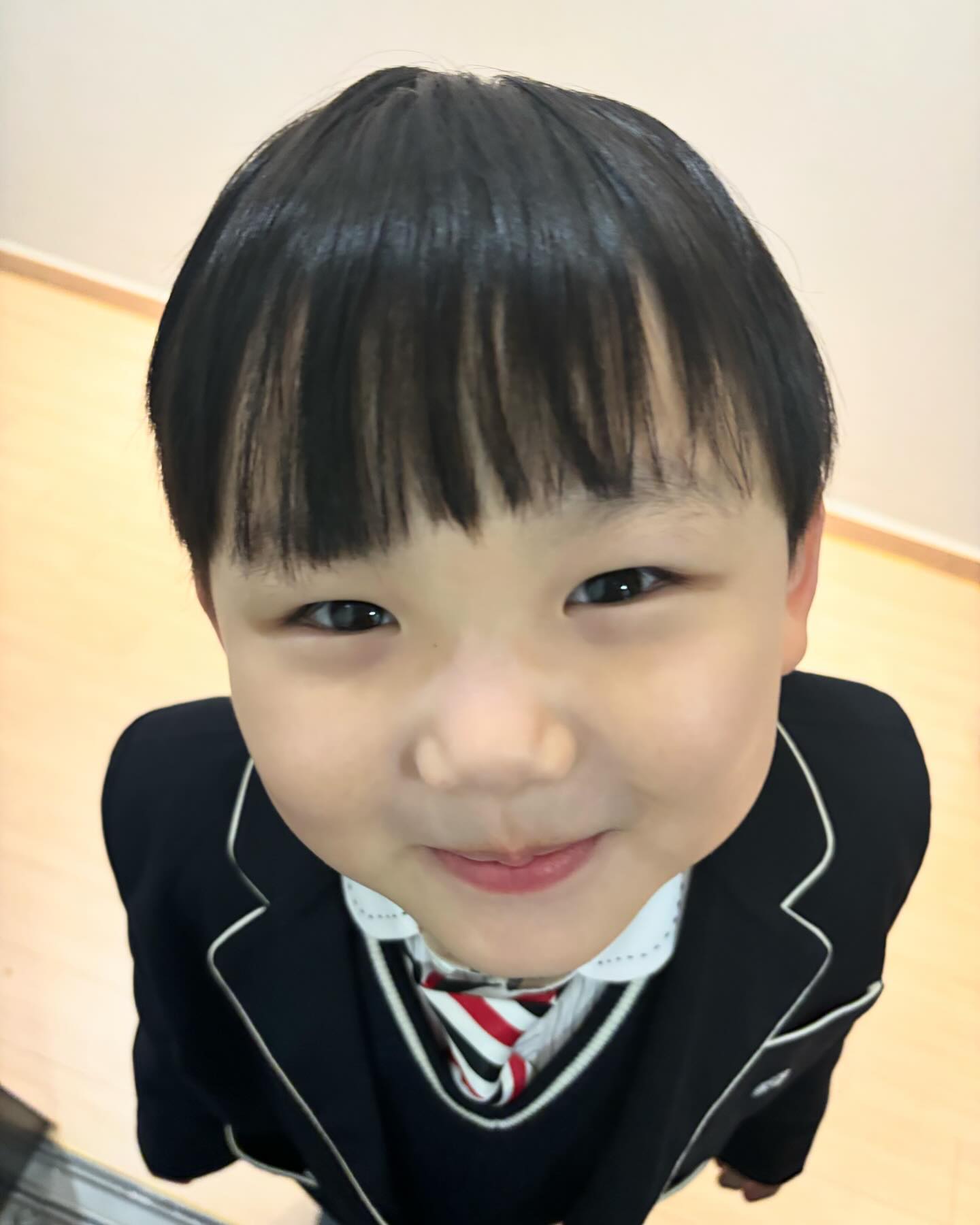 첫 원복입고 등원하는 날☺️
입학식한다고 원복입혔는데 새삼 더 큰 것 같네❤️
잘다녀와!