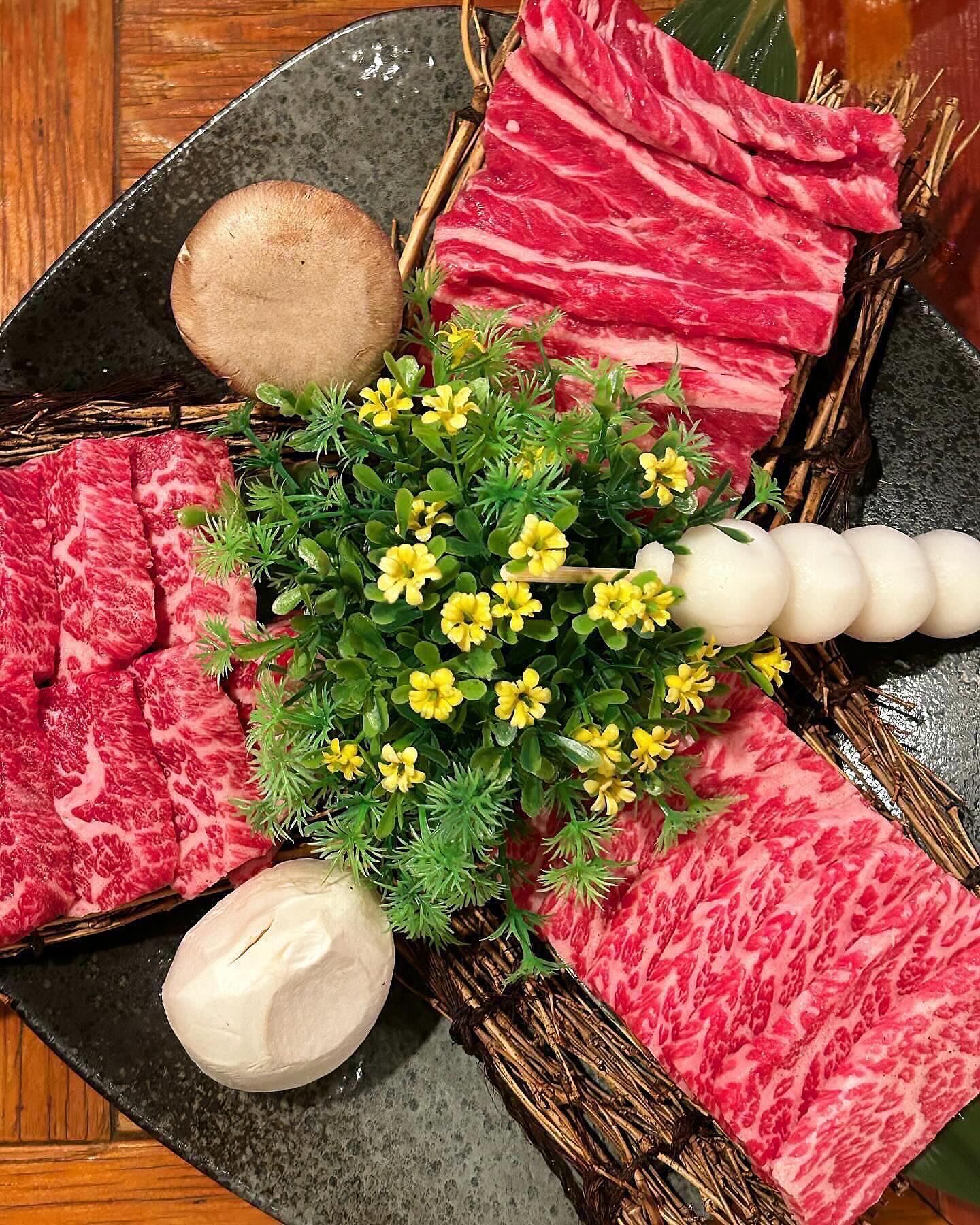 #협찬 #상무지구 #하나비 
 
상무지구 이자카야 소고기맛집 하나비 방문!

야키니쿠 하나비 모듬을 주문했는데 눈꽃살+본갈비+갈비살 세트라 다양하게 맛볼 수 있어요!
사장님이 맛있게 먹는 법도 알려주시는데 육즙 나올 때 먹으니 넘 부드럽고 맛있움..🥹🥹
미국산 프라임 최고등급을 사용했다는데 때깔부터 다르죠 ✨
사이드로 오니기리 시켰는데 필수입니다 !! 양도 많고 고기랑 같이 먹으면 든든해요 ~

인테리어와 분위기도 좋아 데이트나 회식 장소로도 딱이에요! 포동도 여러번 방문했던 곳! 🍻

๑ 야키니쿠 하나비 모듬 51,000
๑ 오니기리 9,000

🐽 #포동광주 #광주맛집 #광주찐맛집 #광주맛집 #상무지구맛집 #상무지구술집 #상무지구이자카야 #상무지구현지인맛집 #광주현지인맛집 #상무지구야끼니꾸 #광주야끼니꾸 #광주소고기 #상무지구소고기 #광주하나비 #하나비 #상무지구하나비 #상무지구회식 #치평동맛집 #치평동술집 #치평동모임 #상무지구모임