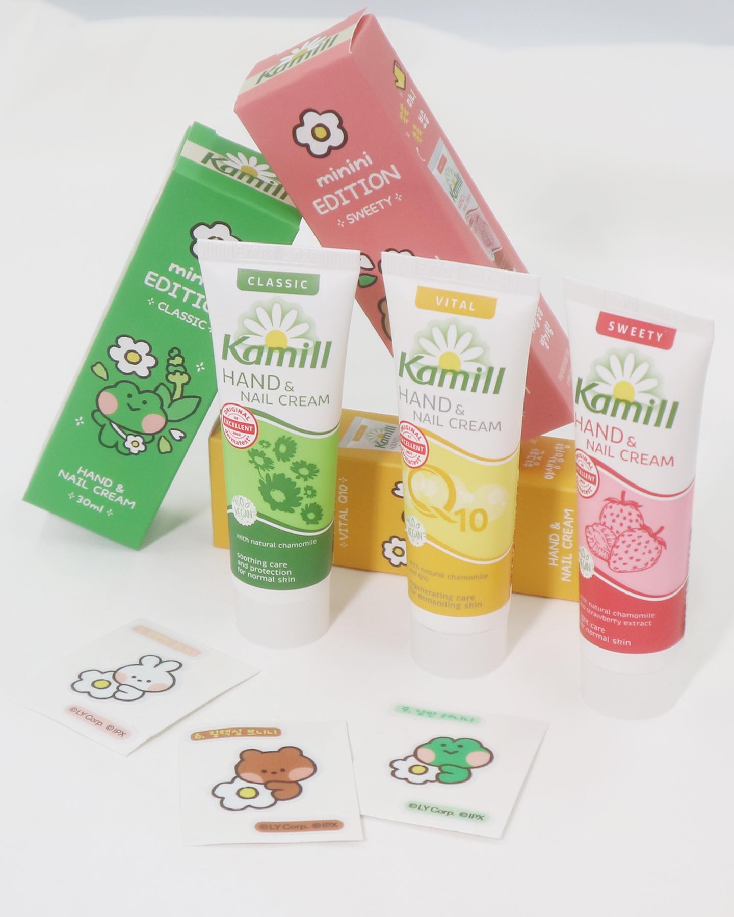#광고 kamill_kor

5년 연속 올리브영 어워즈 핸드 보습 부문 1위!
카밀 핸드 앤 네일 크림과 라인프렌즈 미니니가 함께하는
스페셜 에디션 올리브영 핸드크림 이에요🖐️

✅ 카밀 핸드크림(미니니 스페셜 스티커 랜덤 증정)

💚카밀 핸드&네일 크림 클래식💚
피부 보습에 도움을 주는 카모마일과 글리세린 함유로
건조하고 거칠어진 손 피부에 촉촉한 보습과
영양 공급을 돕는 촉촉 보습 카모마일향 핸드크림

💛카밀 핸드&네일 크림 바이탈 큐텐💛
코엔자임 Q10 성분 + 비타민 E 성분 함유로
기초부터 튼튼하게 피부를 가꾸는 데 도움을 주는
촉촉 보습 로즈향 핸드크림

🩷카밀 핸드&네일 크림 스위티🩷
야생딸기추출물이 함유되어 생기 있는 피부로
가꾸는 데 도움을 주는 새콤달콤 보습 딸기향 핸드크림

빠른 흡수력으로 끈적임이나 미끈거림 등의
잔여감이 남지 않고 산뜻하게 마무리되는 타입이에요.

건조한 손에 바르자마자 피부 속까지
진한 보습감으로 촉촉함이 가득 느껴지고요.

극강의 건조함이 느껴질 때에는 조금씩 조금씩
덧발라주면 보습감이 차곡차곡 쌓이는 느낌이라
금세 촉촉해져 피부가 편안하달까요?😊

귀여움이 가득한 카밀 미니니 스페셜 스티커 모으는
재미까지 있는 스페셜 에디션으로 올리브영에서 만나보세요💚

#15그램 #15그램뷰티 #15그래머 #minini #LINEFRIENDS #카밀미니니스페셜에디션 #카밀미니니 #카밀 #핸드크림 #핸드크림추천 #핸드크림선물 #올리브영핸드크림 #올리브영추천템 #국민핸드크림