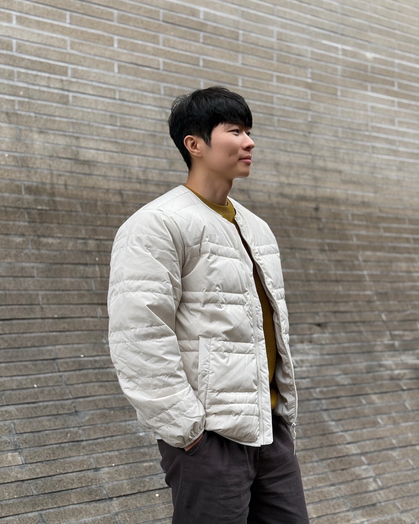 #광고 hangten_korea 

오랜만에 친구들 만나러 대전 다녀옴❄️❄️(눈비옴)
대전은 좀 따뜻할 것 같아서 경량 패딩으로 입어봄😉
가볍고 따뜻해요🔥🔥💕

평소 95-100 사이즈 입는데,
100으로 입어 봄. 95로 주문했으면 이너로 입어도 딱일 것 같음 😍

✅[행텐]덕다운 경량 패딩_라이트베이지

➕TPU 가공을 더한 생활방수와 방풍 기능 원단🥰
➕가볍고 보온성이 뛰어난 덕다운 충전재🔥🔥
➕다운백을 사용하여 털빠짐을 최소화한 경량 패딩👍🏻
➕라이트베이지, 린넨그린, 블랙 3가지 색상

#행텐 #hangten #경량패딩 #패딩 #비즈니스캐주얼 #남자옷