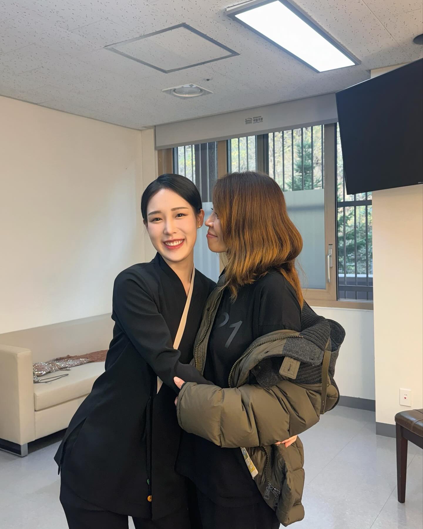 너무너무 사랑하는 최정원 선생님과~~~~~❤️‍🔥
내 인생 최정원 선생님을 바-짝 껴안을 날이 오다니!!!!!!!!!🥹😭
볼따구를 쫙-! 붙이고 싶었지만 겨우겨우 참았어요!!!
객석을 뒤집어 놓으신,, 진정한 Dancing Queen💃💖
🫶🏻🫶🏻🫶🏻🫶🏻🫶🏻🫶🏻🫶🏻🫶🏻
.
.
#정오의음악회 #국립극장 #국립국악관현악단