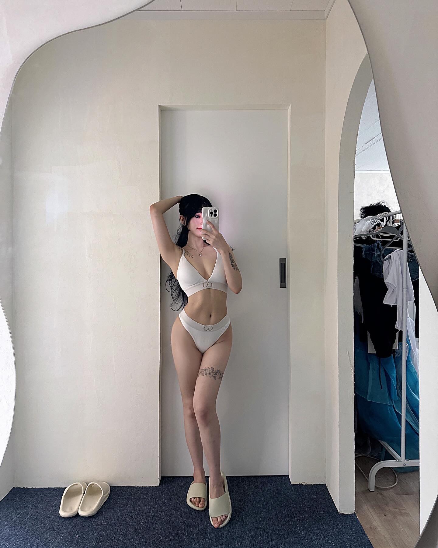 누워서 30분 관리 받으면 납작배가 될수있는 방법있다?!!
바로 🫧에어 바디🫧 。˃̵͈̑ᴗ❛。
생소한 단어죠?!저도 처음엔 진짜로 누워만있는데 효과가 있다고? 하면서 궁금함+호기심에 관리 받았는데요

솔직히 호기심이 제일컷지만 저는 엄청난 쫄보..라서
아플까봐 정말 무서웠는데 오잉..?사람다 다르겠지만 저는 하나도 안아팠어요 ₍♡•͈ᴗ•͈♡₎
괜히 쫄고가서 부끄러웠던 ...저는 관리 당시에 바프준비중이여서 복부관리를 했는데
셀롤모드 , 근육강화모드가 있어서 몸에 맞게 맞춰서 관리 가능해요!
저는 근육강화모드중에서도 제일쎈걸로 했는데
하나도 안프고 끝나자마자 거짓말아니고 바로 1인치 쭐어들었다고요!! ⸝⸝ʚ̴̶̷̆ˬʚ̴̶̷̆⸝⸝❤︎

1회만으로 확실히 효과보고 에어바디가 아무래도 체내에 독소를 빼는거라 그런가? 개운한 느낌에 깜짝 놀랐어요!
1회차에서도 충분히 만족했지만 3회차까지 진행했을때는 지속 관리가 되는기분이라 너무 좋았어요!!
앞으로도 꾸준한 관리 받을 예정이에용 ˃̶͈◡˂̶͈
다들 누워서 쉽게 관리할수있는방법을 찾는다면 주저말고 에어바디 강추👍🏻👍🏻

🌟지금 여름맞이 다이어트 패키지 한데요 소곤소곤
벌써 마감 거의 다 꽉 찬다고 하니까 궁금하면 문의라도 바로 해보세용!!샵도 엄청 이쁘고 관리하는 공간도 따듯한 느낌의 장소로 편하게 관리받기 쵝오!좋은건 다같이🫶

문의 : a.pure.room  a.pure.room_air.body