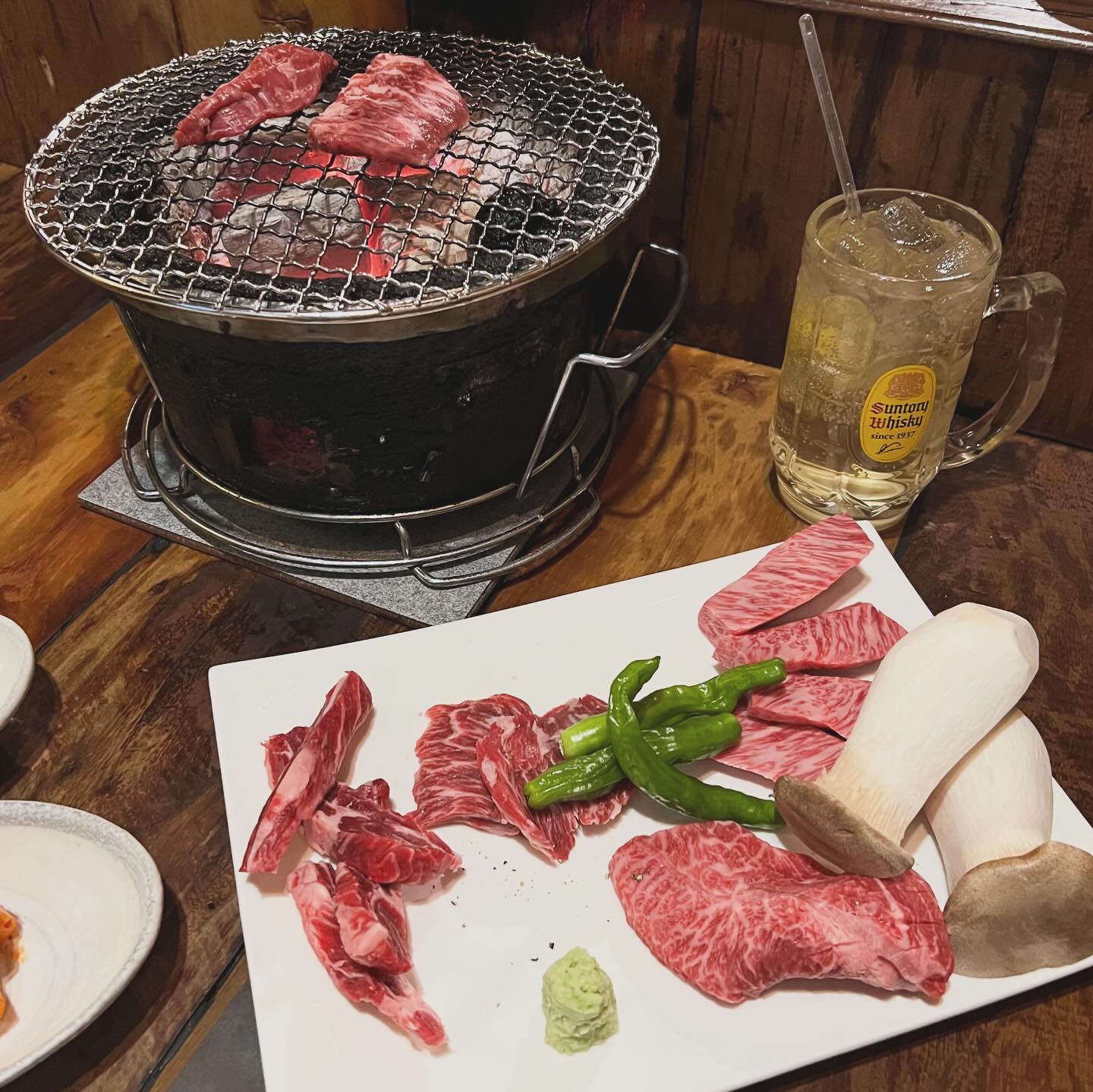 #협찬
울산 야끼니꾸 맛집 #호박꽃
달동맛집답게 사람이 엄청많아서 예약은 필수
분위기좋게 다찌석도 있고 룸도있답니다
호박 모리 아와세(2인) 주문완료💛
이번엔 꽃갈비, 부채살, 안창살, 갈비살이랑
차돌박이, 닭목살 + 사장님이 서비스로주신 김쌈까지
하이볼과 맥주까지 함께하며 맛있게 뇸뇸🤤

#울산맛집 #울산야끼니꾸 #달동호박꽃
#울산호박꽃 #울산소고기맛집 #야끼니꾸맛집