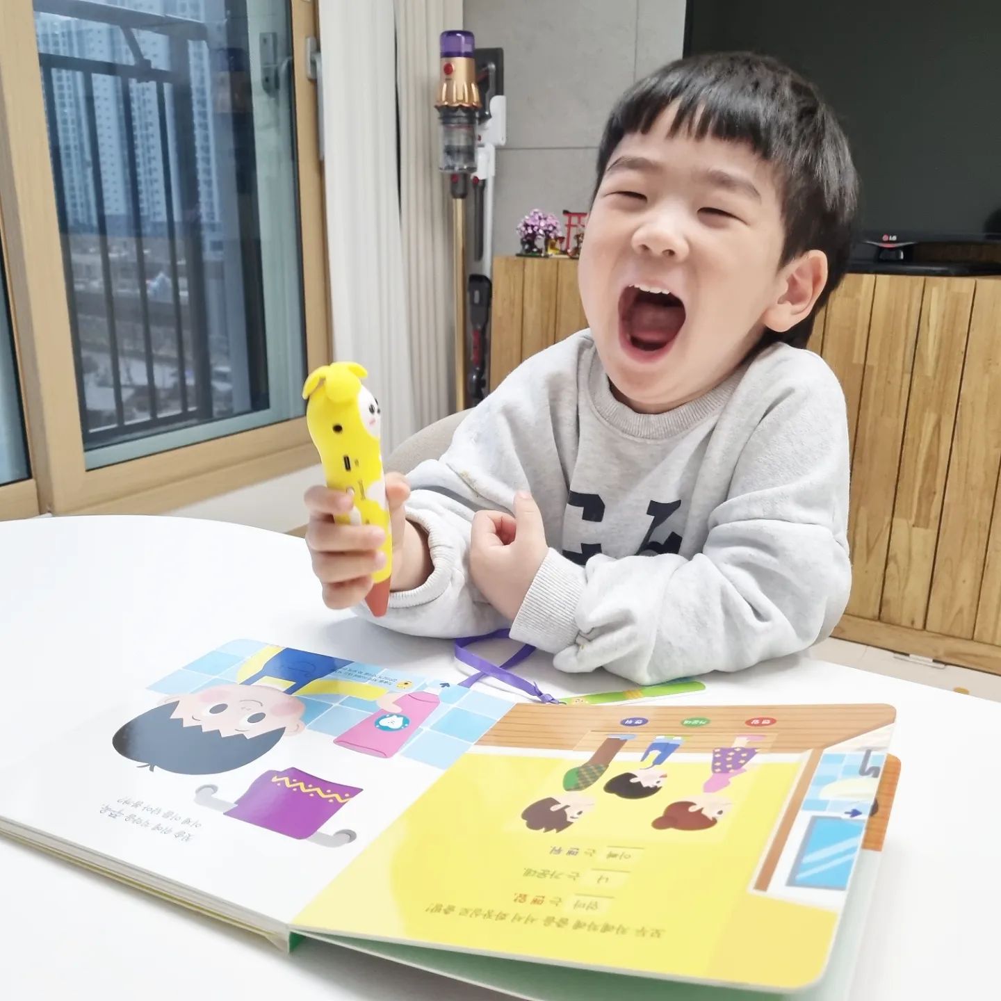 #제품협찬 #빅키즈맘16기

너에게서 보는 내 웃는얼굴 ㅋㅋㅋㅋ 😂 
#내새끼가확실함다 

빵터진 이유: 치약 짜는 소리가 웃겨서.. 👀 

#빅키즈수학
돌잡이 시리즈에서 안,밖,앞,뒤 개념을 익혔다면
빅키즈시리즈에서는 
평면도형,공간개념으로 개념을 심화 시켜준다 👌 
찬찬히 재밌게 가자😃

#리틀천재 #유아전집 #유아책 #그림책 #홈스쿨링
#빅키즈시리즈 #아동도서 #돌잡이스텝업 
#바나펜 #빅키즈수학 #수학그림책 #지식그림책
#5세 little_chunjae