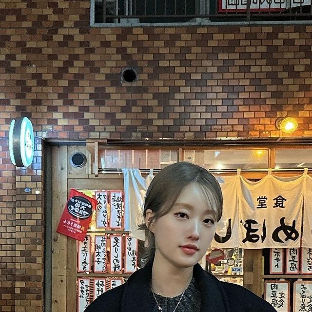 복숭이 on Instagram: "2️⃣🕒🕝 멋 부리다가 얼어버려서 옷 뺏어입고 신난 웰시코기가 중간에 있다! 살짝 원숄더 오프로 입을 수 있는 니트 원피스 이번주 업뎃 예정 🪡🩵"