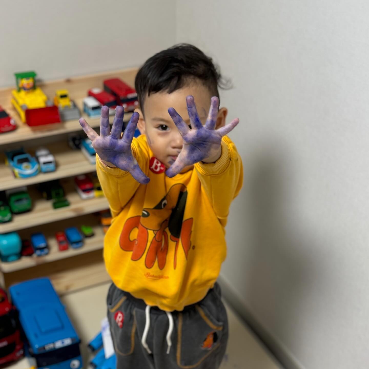 👶🏻 : 엄마 이것 좀 봐바요 🙌 !!!
🤦‍♀️ : ㅋㅋㅋㅋㅋㅋㅋㅋ 하.... ㅋㅋㅋ 잘했어 💛 

😅 어째 놀이방에서 조용하더라 싶었더니.. 
조금만 더 늦게갔으면 벽지에도 그림을 그렸겠지? 
이 엄마는 너가 행복하면 됐다 .. 😆

#소띠아들 #육아일기 #장꾸시작