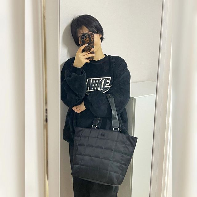 민쁘 뷰티 I 패션 I 라이프 on Instagram: "#협찬 스코틀랜드 애완견 스코티시 테리어 로고하면
떠오르는 아가타 브랜드 다들 아시죠?!

아가타에서 무심히 버리는 패트, 플라스틱, 의류를
만들고 남은 원단은 환경보호를 위해 리사이클시켜
탄생시킨 가방입니다

나일론느낌의 리나일론 패브릭으로 만들어
은은한광택을 선사해는 고급스러운 가방이예요

손잡이 핸들은 비건레더로 만들어졌고
가방내부 역시 넉넉 수납력을 갖췄답니다

사계절 무난하게 들고다닐 수 있는 시크블랙
요즘은 거의 출근룩으로 함께하고 있어요

@agatha_korea_official
-----------------------------
#AGATHAAPPAREL #AGATHAFASHION
#가방 #아가타가방 #아가타어패럴 #아가타패션
#RECYCLE#RENYLON #SHOPPERBAG
#아가타 #재활용소재 #리사이클 #리나일론 #쇼퍼백"