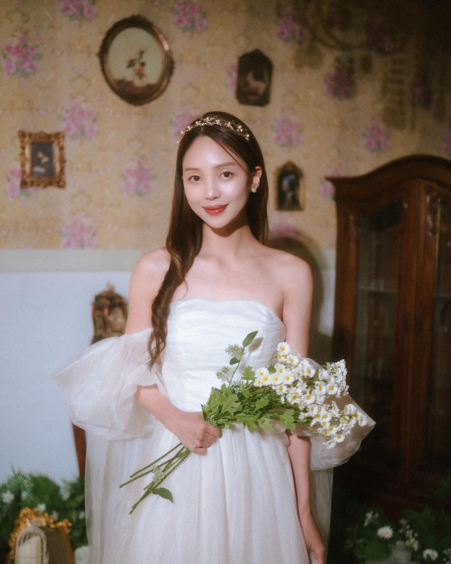 우리들 오랜만에 여자여자 했어요? 👸🏼🤎
공주 컨셉 어똔대 ｡ﾟ+.ღ(ゝ◡ ⚈᷀᷁ღ) 3

Photo hakka5 
Dress angtelier_studio angtelier_dress 

minaareyouokay evelyn.oh_ 💛