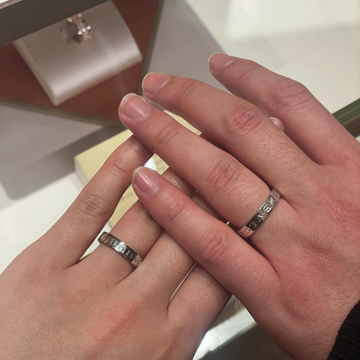 ⠀
웨딩링 투어 - 불가리
우리의 원픽이었던 불가리 비제로원 링!
예쁘긴 했는데 착용감이 생각보다 별로라서 패스,,😭

direct.wedding #다이렉트결혼준비 카페 가입하시고 추천인 : [저미지] 입력하시면 현금처럼 사용가능한 30,000포인트 지급! 다이렉트 카페에서 혜택 풍성한 결혼 함께 준비해요 🤍😉
⠀
#웨딩링 #웨딩링투어 #불가리 #다이렉트웨딩준비 #결혼준비