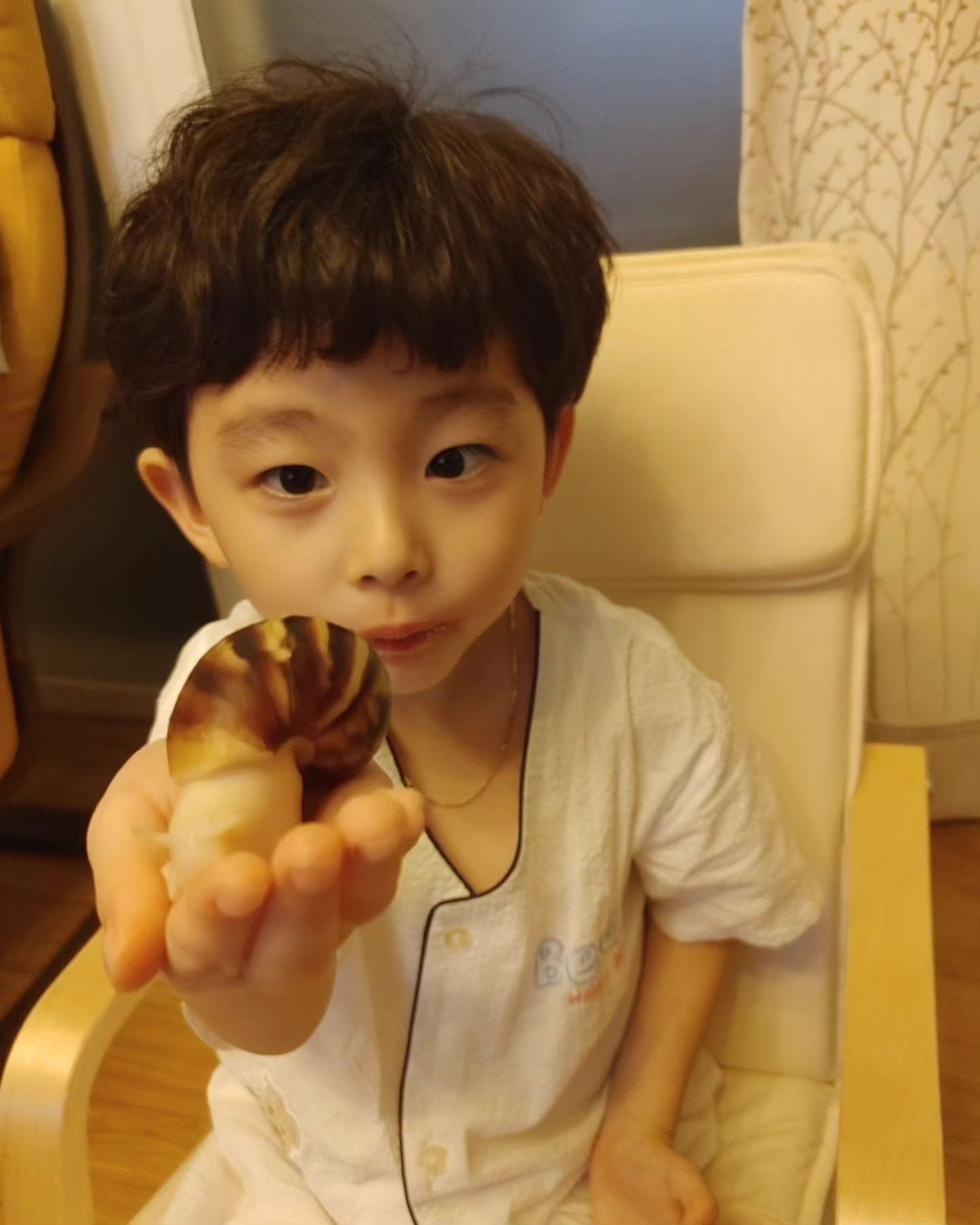 어린이집에서 올때만해도
달팽이집이 엄지손톱만했는데
엄청 먹고 싸고 애비가 줍줍해온 
명주달팽이까지 꿀꺽 하더니 
라온이 손바닥보다큼.....
라온이가 또 친구를 만들어 주자는데
얘 또 잡아 먹지 않을까 싶은디 우짜지...????

#달팽이#달팽이키우기#애완달팽이#반려달팽이#결국#내일거리
만 늘어남....#육아일상#달팽이육아 까징 할 줄이야...
#라온 이가 좋다니 해야지 모^^